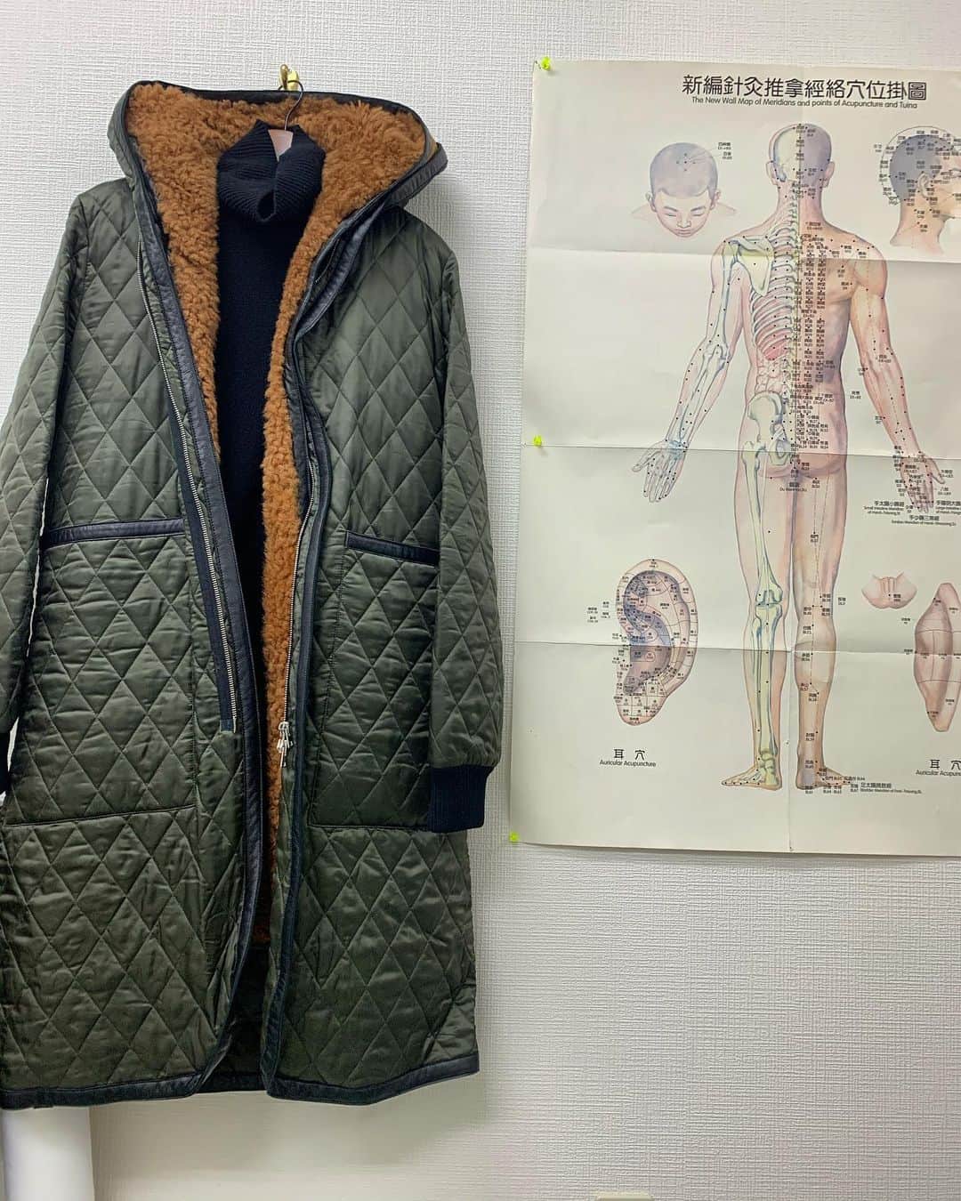 風間ゆみえのインスタグラム：「昨日は、なんだか落ち着かなくて鍼の先生のところへ  脈診ですぐに、心がざわざわしてますね。 今日は心の方を調整していきましょう。  「先生、私、怒り(肝気)が強くないですか？ 人にひどく腹を立てて、落ち込んでるんです。」  「そんなに強くありません。 どちらかと言えば、弱っているじょうたいですね。」  そう言われて、はっとした。 見えていない自分に気づかされる  #yumie_k_style」