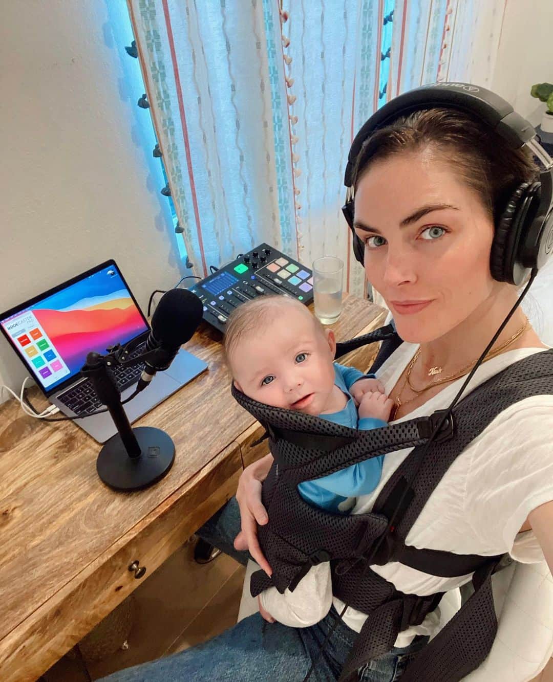 のインスタグラム：「Multitasking! Recording voice-overs for a new @cleareyes commercial and somebody wanted to listen in 🎙👀」