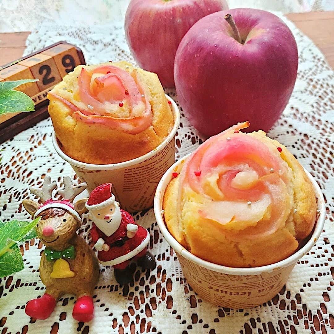 クックパッドニュースさんのインスタグラム写真 - (クックパッドニュースInstagram)「＼りんごの花が咲く！フラワーカップケーキ／  今日ご紹介するのは、AyakoOOOOOさんが投稿してくださった『簡単可愛い♪アップルフラワーカップケーキ』（レシピID：6547816）です。 旬のりんごで、可愛いおやつを作ってみませんか♪初心者でも簡単に綺麗なお花ができてしまいます。お子さんと一緒に作るのにもぴったり。手作りスイーツで、ぜひおうち時間を楽しんでください。  詳しいレシピはクックパッドの検索窓に上記レシピIDの数字を入れて検索してみるか、下記のURLをWebに入れてご覧くださいね。 https://cookpad.com/recipe/6547816 .  #りんご #林檎 #カップケーキ #おうちカフェ #お菓子 #スイーツ #手作り #お菓子作り #おうち時間 #おうちで楽しもう #クックパッド #cookpad #クックパッドアンバサダー #クックパッドアンバサダー2020 #cookpadambassador　#cookpad_news」12月9日 10時00分 - cookpad_news