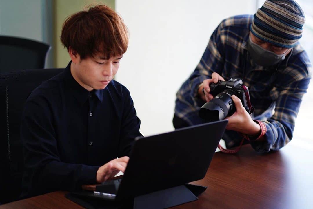 石田太志のインスタグラム：「I was interviewed by HHKB. ・ #footbag #taishiishida #freestyle #soccer #follow #worldchampion #performance #performer #instagramer #hackysack #hhkb #happyhackingkeyboard #PFU #keyboard #interview #webmedia」