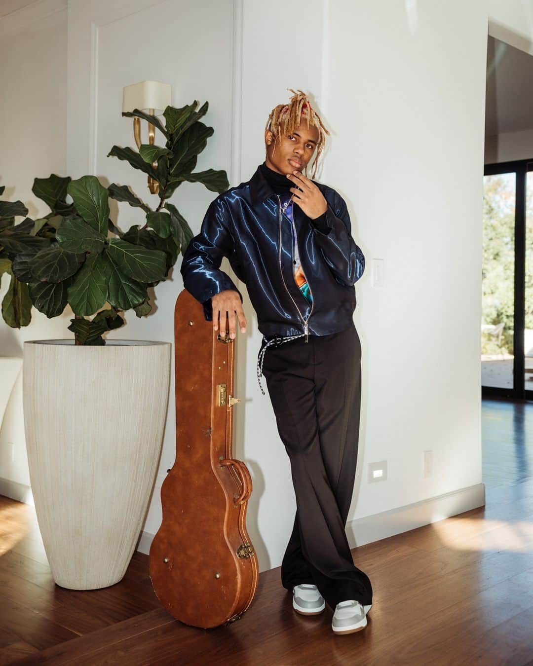 Vogue Runwayさんのインスタグラム写真 - (Vogue RunwayInstagram)「The front row of fashion week is the place to be—but can it go virtual? According to @KailandMorris and @Dior it definitely can. See how the musician, designer, and son of Stevie Wonder got ready at home for the Dior Men fall 2021 show at home at the link in bio. Photo by @ianbuosi」12月9日 10時00分 - voguerunway