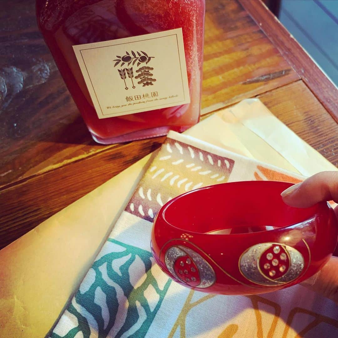 加藤千恵のインスタグラム：「ひっっっっさしぶりに会えた大好きな人たちからのいただきもの。どれも好みで嬉しい……。ありがとうありがとう。」