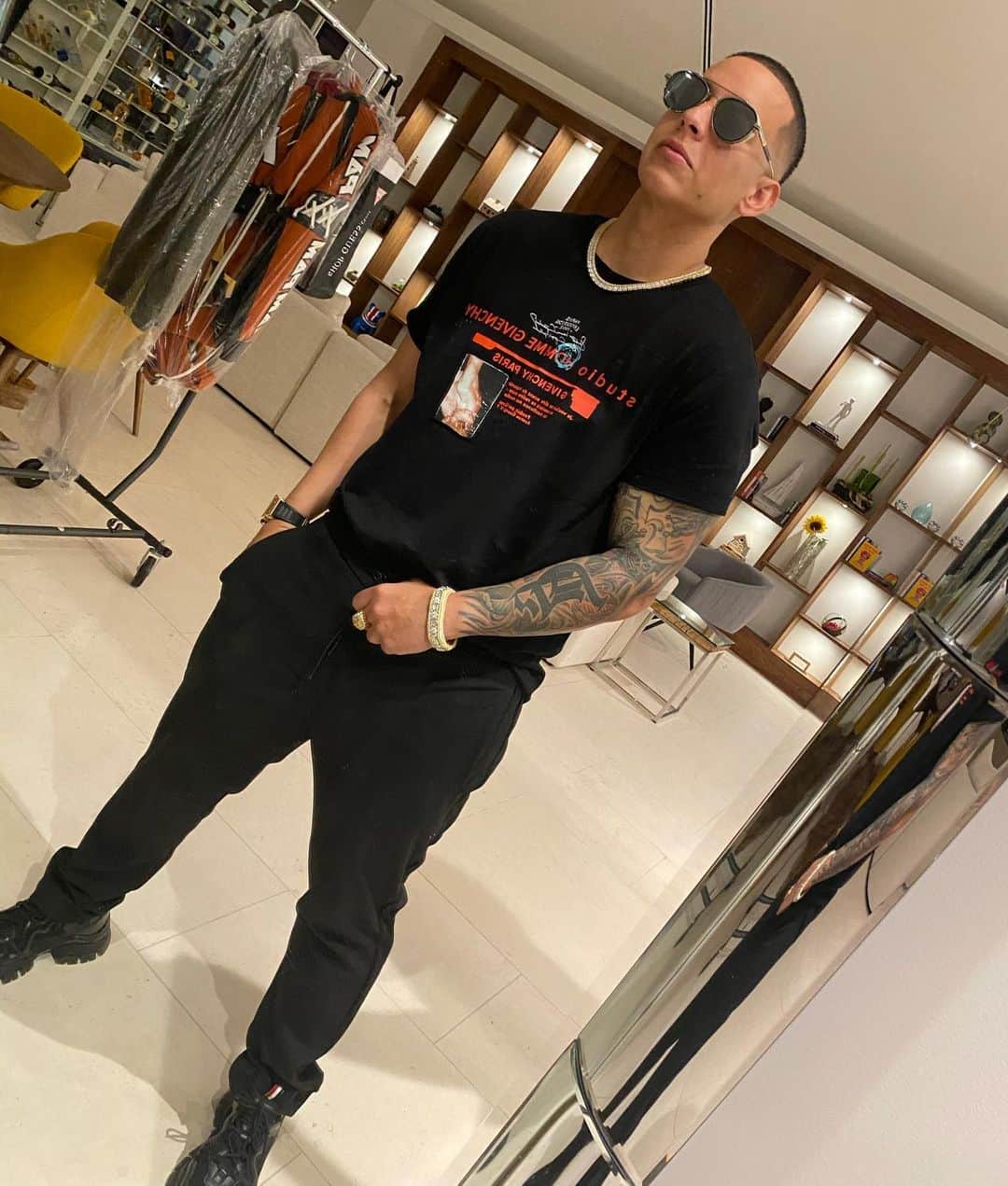 ダディー・ヤンキーのインスタグラム：「Y no los culpo familia, hasta yo mismo me miro al 🪞 ...... 🤴🏽 #DY2K20 #DaddyYankee」