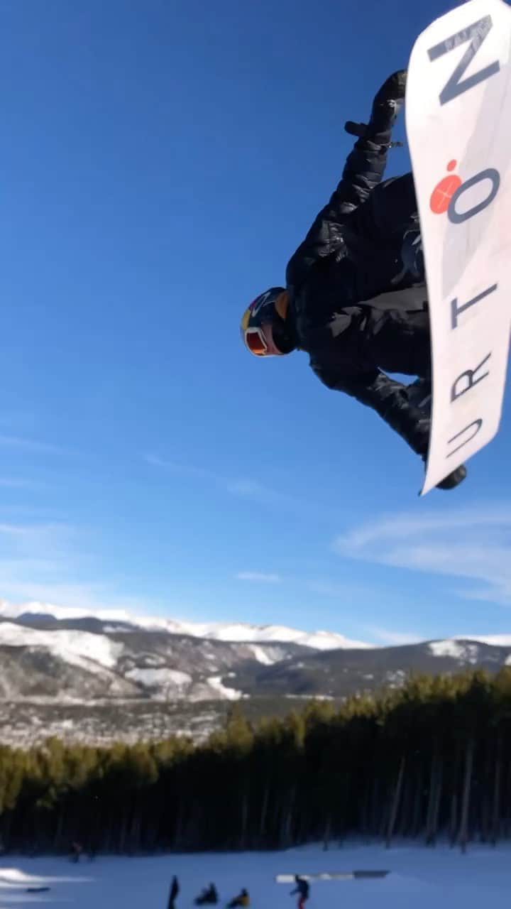 アナログクロージングのインスタグラム：「Up close & personal with @jake.canter 📱: @cwaker  #Burton #Snowboarding」