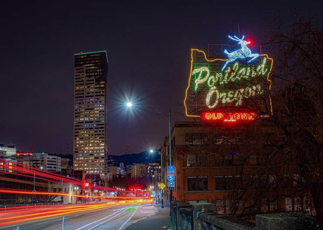 Portlandさんのインスタグラム写真 - (PortlandInstagram)「Holiday is in full swing when the nose goes up!  - 📷: @santu2photography  📍: Burnside Bridge  #Portland #PortlandNW #PDX #OregonNW #Holiday」12月9日 10時07分 - portland