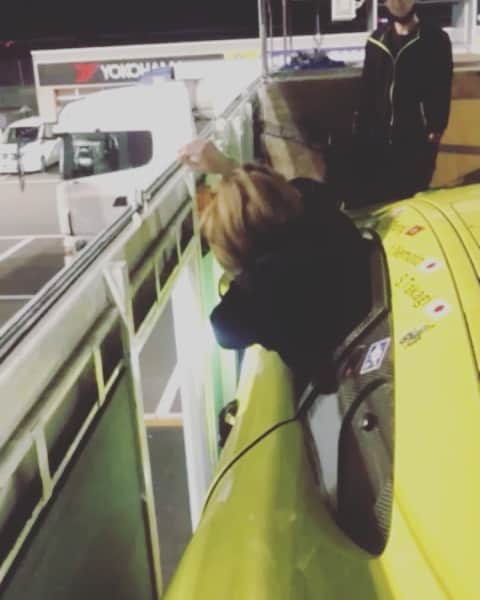 有馬綾香のインスタグラム：「今日から設営っ！！ オートポリスにはまだ着いてないですが九州はまぁまぁ寒いです！ オートポリスはめちゃくちゃ寒そうです！！！😂  動画は前回の撤去の時。 888号車をトランポに積み込んで無事車から生還した時のw ギリギリで入ってるので窓から出ます。 そーゆー意味では2号車の方が乗り降り楽です←」