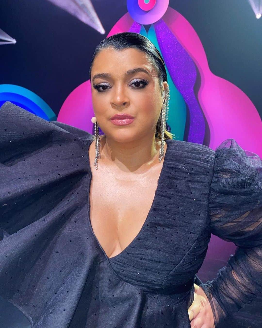 Preta Gilのインスタグラム：「Tão gostando do prêmio ??? Eu tô apaixonada tá tudo tão lindo e emocionante!!! @womensmusicevent na @tntbr by @music2mynd #wmeawards #wmenatnt  make e hair @rocha_soraya styling @ingridb.lima Macacão @theresaoficial  Brincos @eduardocaires  Scarpin @dolcegabbana」