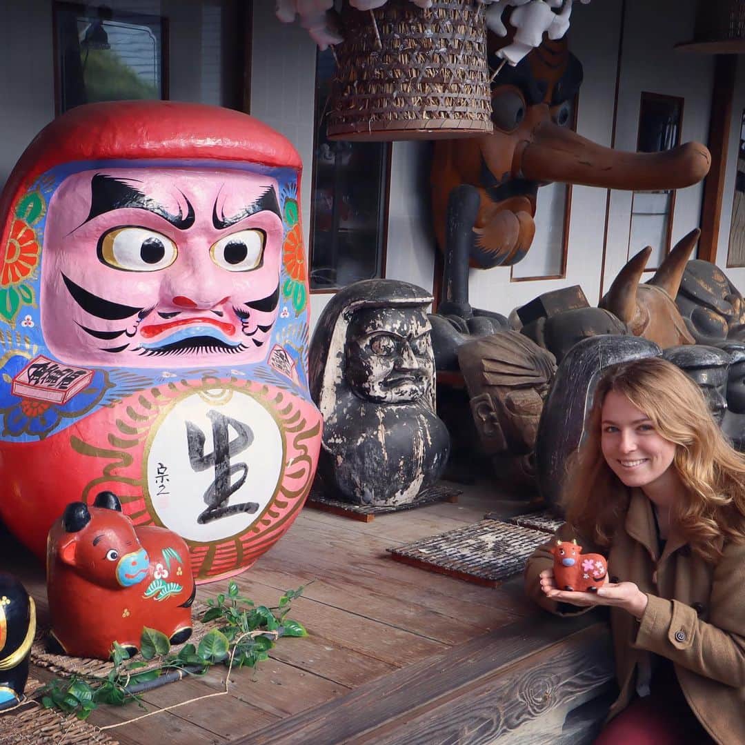 Rediscover Fukushimaさんのインスタグラム写真 - (Rediscover FukushimaInstagram)「I trieds my hand at painting some traditional crafts in a 400-year-old Japanese home! ✨🛖   This week our team explored a traditional craftsmen’s village for a taste of old world Japan. At the Takashiba Dekoyashiki (Takashiba Craft Village) you’ll find a collection of four home’s run by four different families that have been creating wooden and earthen crafts for hundreds of years. From children’s dolls to lucky charms that were carried into battle, various crafts have carry different origin stories and meanings that you can read about on our website. ⬇️  https://fukushima.travel/blogs/history-of-dekoyashiki-craft-district/59   2021 is the year of the Ox, so I painted an Ox to ring in the coming new year. Hopefully 2021 is a good year for everyone!🐮💕🐃  The Ox is actually my zodiac sign, it is associated with loyalty and patience! 🥰   💬What is your zodiac sign?   🎥by the end of the year we will share a video from this experience so be sure to check it out! 😁  🏷 ( #Goodbye2020 #Hello2021 #NewYears #YearoftheOX #yearofthecow #YearoftheAkabeko  #丑年 #牛年 #JapaneseCrafts #TraditionalCrafts #TraditionalArts #vintagejapan #oldjapan #Edoperiod #japan #thatchedroofs #Ouchijuku #vintage #oldfashioned #Fukushima #Fukushimagram #VisitFukushima #Edo #JapaneseHistory #Ox #Cow #TakashibaDekoyashiki #Dekoyashiki #TakashibaCraftVillage #郡山市 )」12月9日 10時12分 - rediscoverfukushima