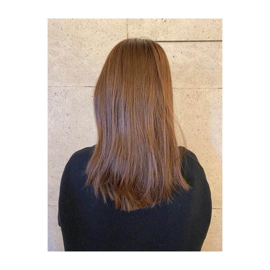 西山真以さんのインスタグラム写真 - (西山真以Instagram)「* さらさらと流れていく美しい髪の動画を見て気になっていた @rrsalon_  の髪質改善トリートメント、ついに受けてきました♡  もう、感動。の一言。  さらさらが気持ちよくて一日中触ってました😍  担当してくれた　@chisaki_inoue  さんも定期的にこのトリートメントをしているということで触らせてもらったら、元は硬めの髪質だとは思えない程柔らかな質感✨ 続けることで柔らかくクセのない髪質に改善されていくそう👏🏻 髪の艶や質感て本当に大事✨  #rrsalon  #髪質改善トリートメント  #美髪ケア」12月9日 10時13分 - mai0830