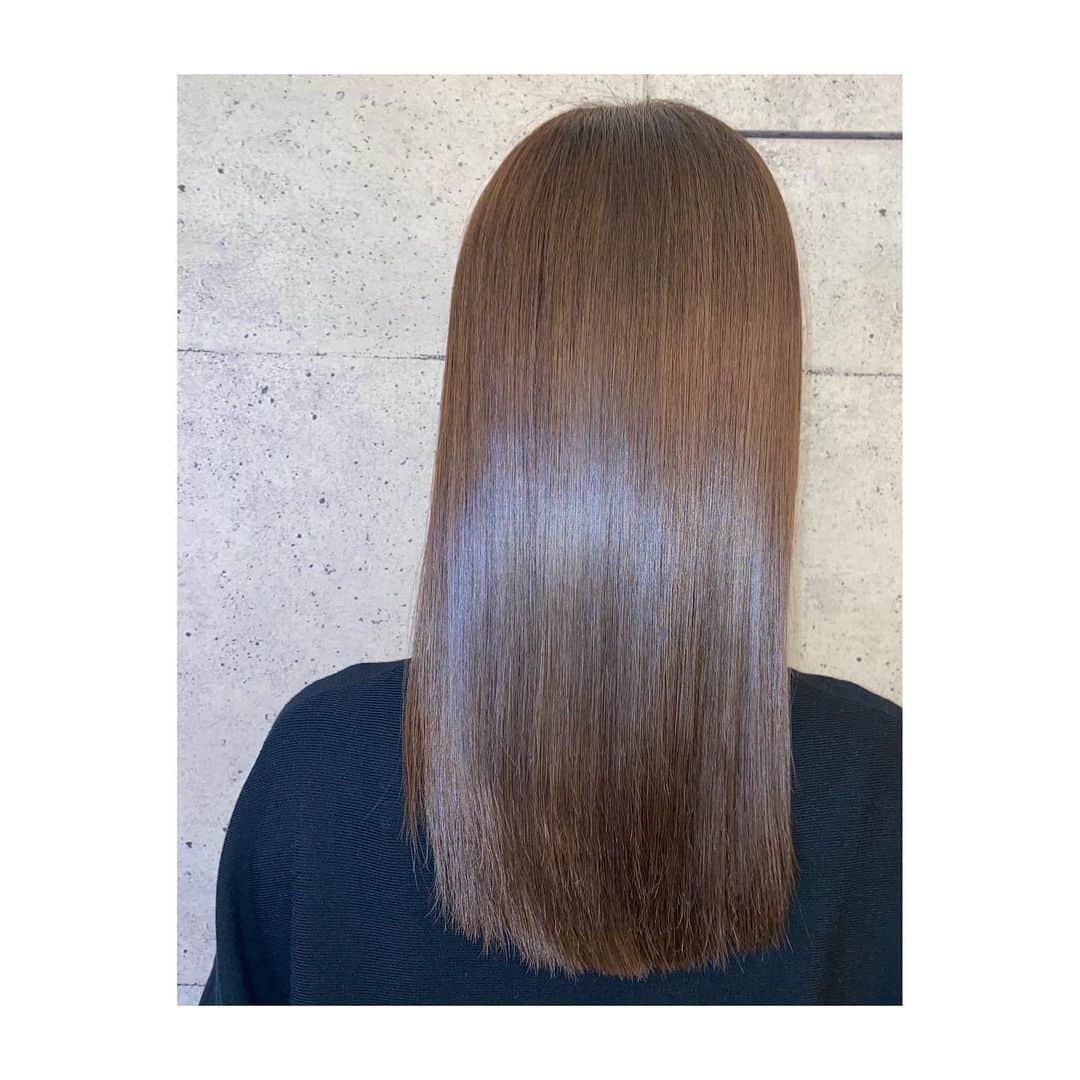 西山真以さんのインスタグラム写真 - (西山真以Instagram)「* さらさらと流れていく美しい髪の動画を見て気になっていた @rrsalon_  の髪質改善トリートメント、ついに受けてきました♡  もう、感動。の一言。  さらさらが気持ちよくて一日中触ってました😍  担当してくれた　@chisaki_inoue  さんも定期的にこのトリートメントをしているということで触らせてもらったら、元は硬めの髪質だとは思えない程柔らかな質感✨ 続けることで柔らかくクセのない髪質に改善されていくそう👏🏻 髪の艶や質感て本当に大事✨  #rrsalon  #髪質改善トリートメント  #美髪ケア」12月9日 10時13分 - mai0830