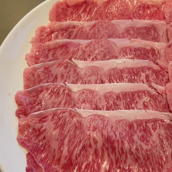 のインスタグラム：「Wagyu beef sliced for sukiyaki or shabu shabu  #stayhome  #sukiyaki  #shabushabu  #matsuhisapinotnoir @miraifinemeats @martinraywinery」