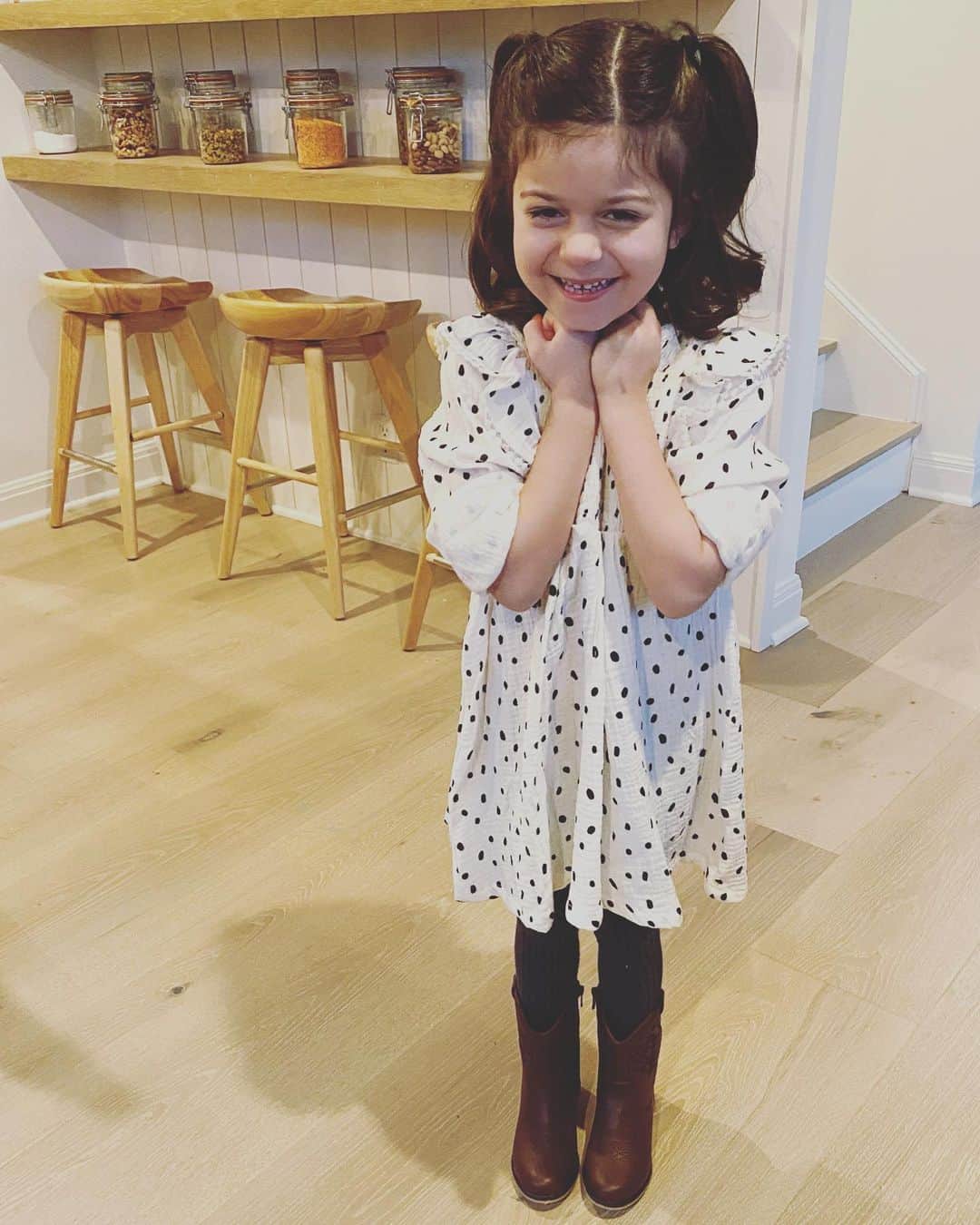 のインスタグラム：「Check this lil’ cowgirl in her @jessicasimpsonstyle outfit. Thank you Auntie @jessicasimpson and @lolo_harrison_ 🤠」