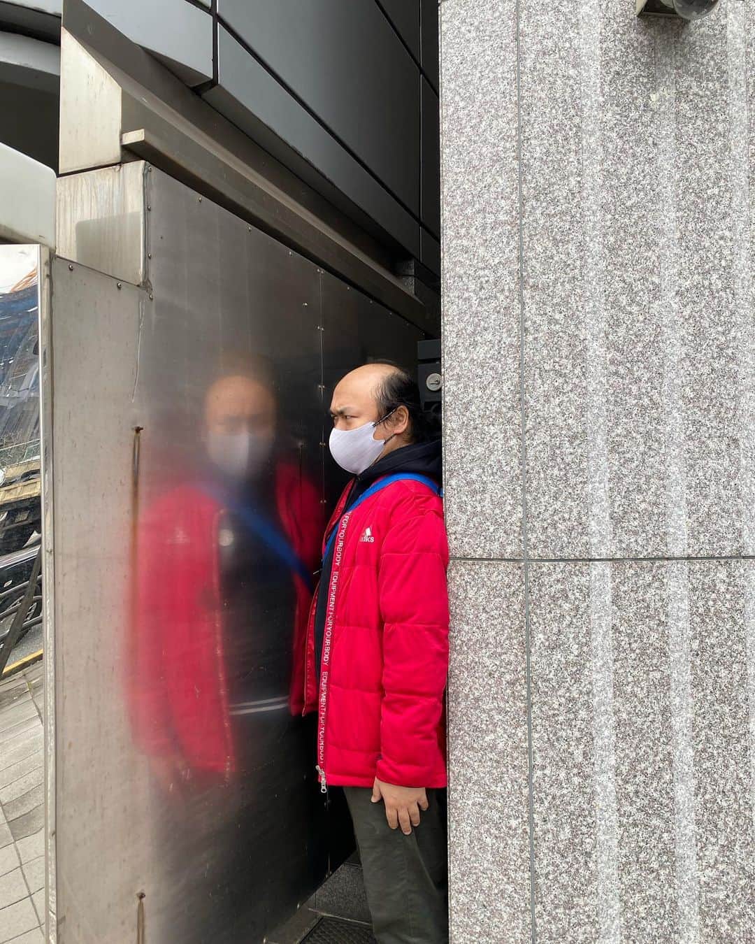 クロちゃんさんのインスタグラム写真 - (クロちゃんInstagram)「朝の透き通った空気の中、気持ちよく歩いてると、急に生温かい風が  そちらの方をみてみると、  き、き、き、菊地ーーーーーー！！  壁に反射して2倍怖いしん！！」12月9日 10時19分 - kurochandesuwawa