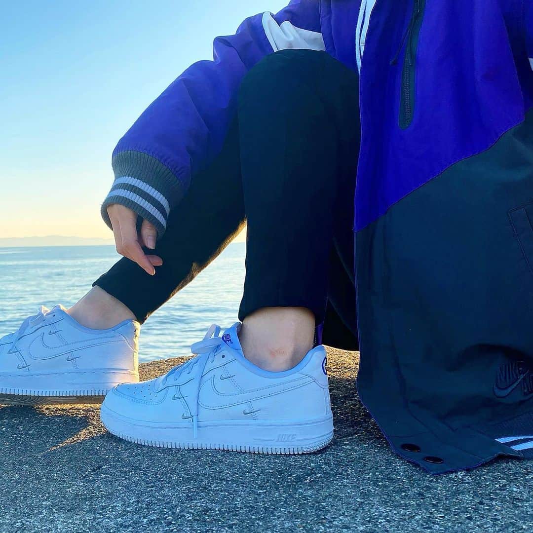 富久美玲のインスタグラム：「_ . 🆕 白のスニーカーを新調👟絶対NIKE✔︎ . @nike  FORCE1 LV8 HO20 ▷22cm .  #mireistylecode#ootd#スニーカー#nike#force1#lv8#ho20」
