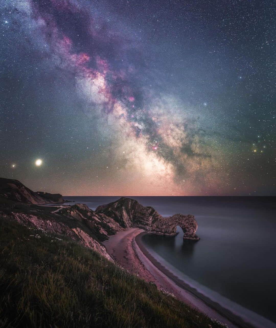 Canon Photographyさんのインスタグラム写真 - (Canon PhotographyInstagram)「Milky Way over Durdle Door  Photography // @antsullivan_photography  Curated by @henry.nathan  #durdledoor #uk #milkyway #astrophotography #sea」12月9日 10時31分 - cpcollectives