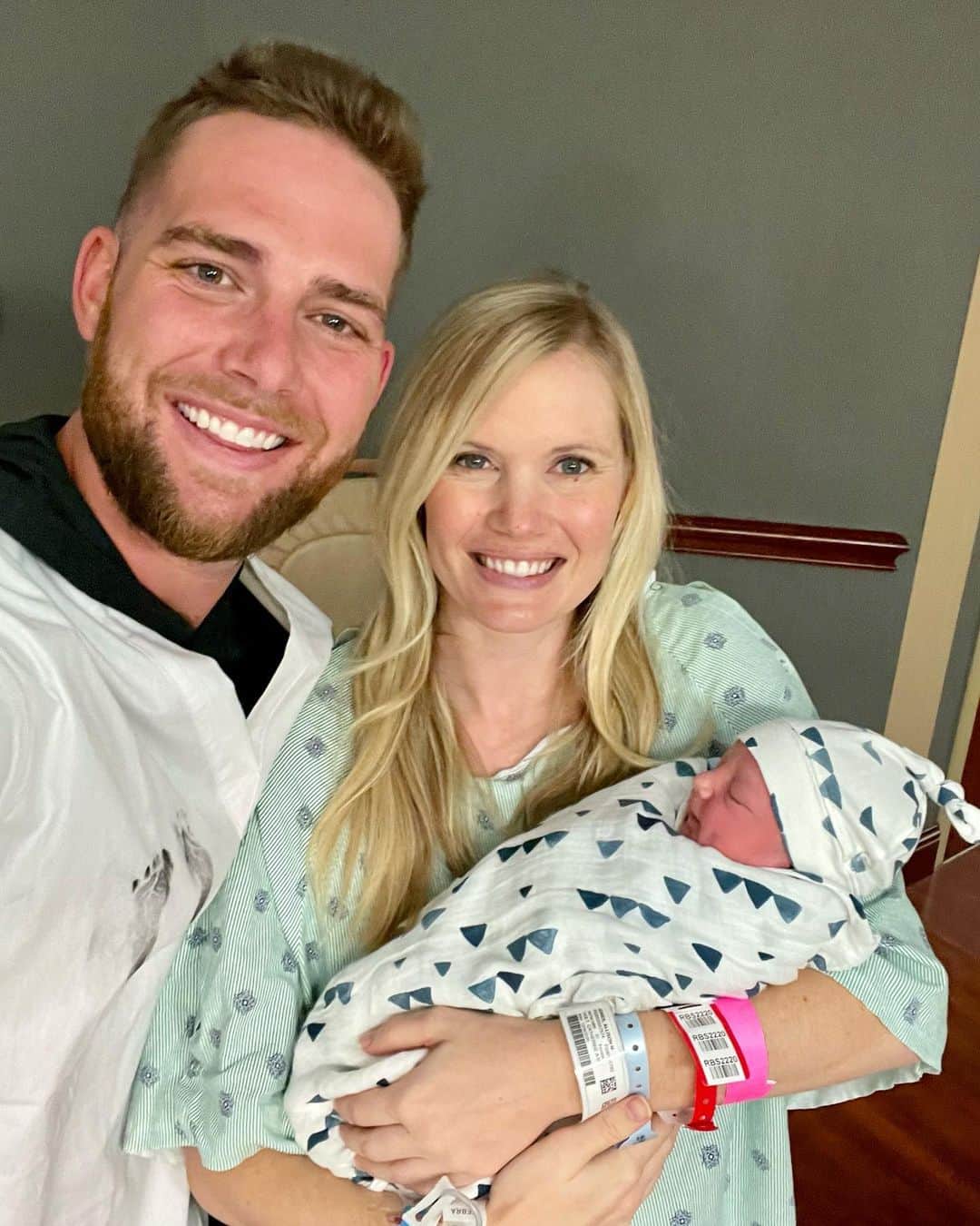 Dude Perfectのインスタグラム：「HUGE CONGRATS to Tall Guy @cody_jones_ and @allison.m.jones on the birth of their third child!  Everyone say hello to baby Easton Jones!! 👋👶🏻🥳」