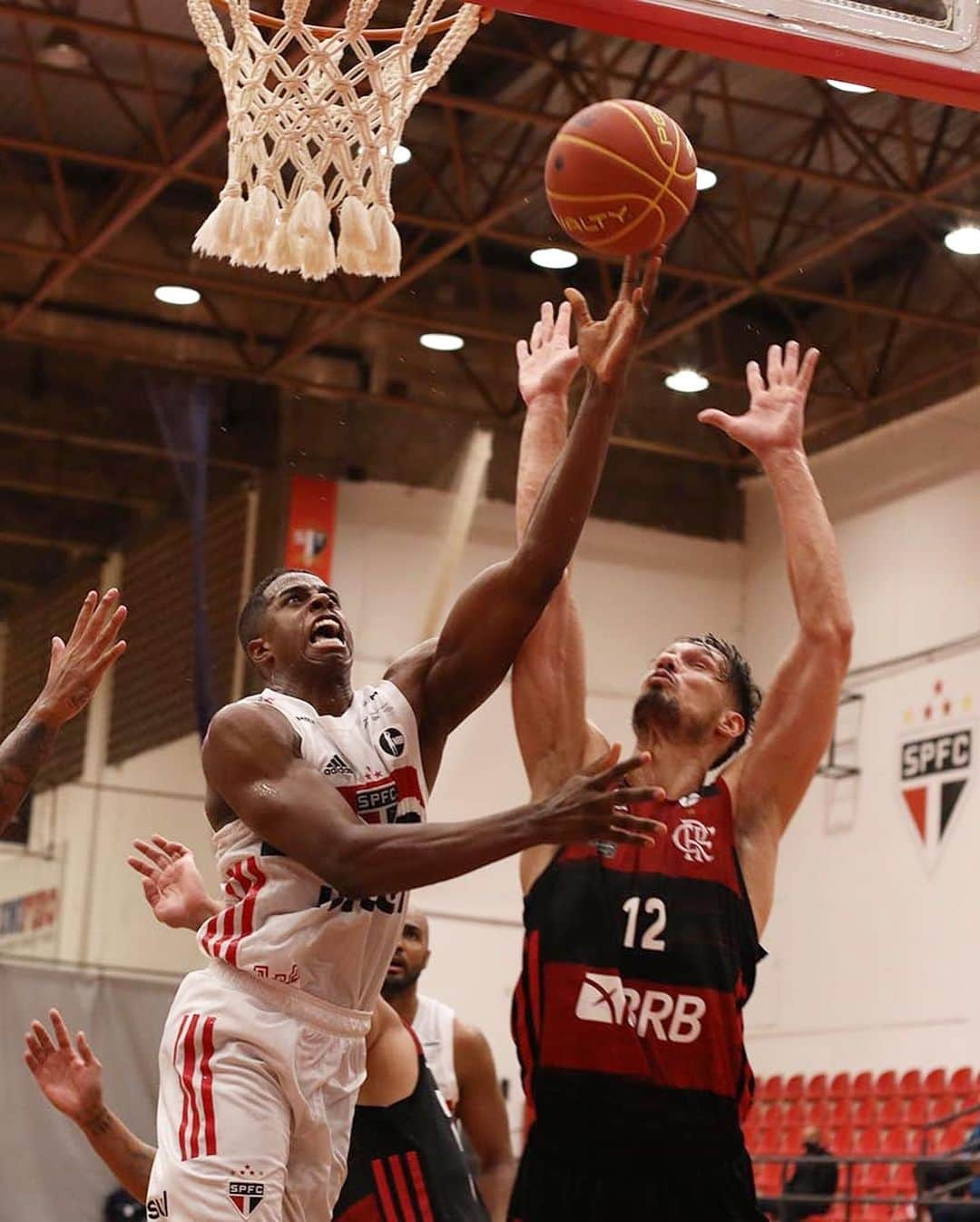 São Paulo FCさんのインスタグラム写真 - (São Paulo FCInstagram)「🏀 Deu Tricolor também no @nbb! ⠀⠀⠀⠀⠀⠀⠀⠀⠀ São Paulo 8️⃣0️⃣ x 6️⃣8️⃣ Flamengo ⠀⠀⠀⠀⠀⠀⠀⠀⠀ E fim da invencibilidade adversária. ⠀⠀⠀⠀⠀⠀⠀⠀⠀ 🔥 Destaques: >> Renan (21 pontos e 7 rebotes) >> Georginho (16 pontos, 13 rebotes e 8 assistências) >> Shamell (20 pontos) >> Lucas Mariano (14 pontos e 7 rebotes) ⠀⠀⠀⠀⠀⠀⠀⠀⠀ #BasqueteTricolor #VamosSãoPaulo 🇾🇪 ⠀⠀⠀⠀⠀⠀⠀⠀⠀ 📸 Rubens Chiri / saopaulofc.net」12月9日 10時34分 - saopaulofc