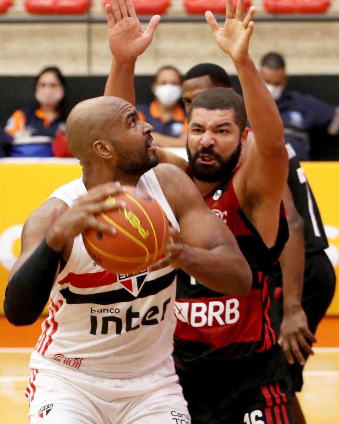 São Paulo FCさんのインスタグラム写真 - (São Paulo FCInstagram)「🏀 Deu Tricolor também no @nbb! ⠀⠀⠀⠀⠀⠀⠀⠀⠀ São Paulo 8️⃣0️⃣ x 6️⃣8️⃣ Flamengo ⠀⠀⠀⠀⠀⠀⠀⠀⠀ E fim da invencibilidade adversária. ⠀⠀⠀⠀⠀⠀⠀⠀⠀ 🔥 Destaques: >> Renan (21 pontos e 7 rebotes) >> Georginho (16 pontos, 13 rebotes e 8 assistências) >> Shamell (20 pontos) >> Lucas Mariano (14 pontos e 7 rebotes) ⠀⠀⠀⠀⠀⠀⠀⠀⠀ #BasqueteTricolor #VamosSãoPaulo 🇾🇪 ⠀⠀⠀⠀⠀⠀⠀⠀⠀ 📸 Rubens Chiri / saopaulofc.net」12月9日 10時34分 - saopaulofc