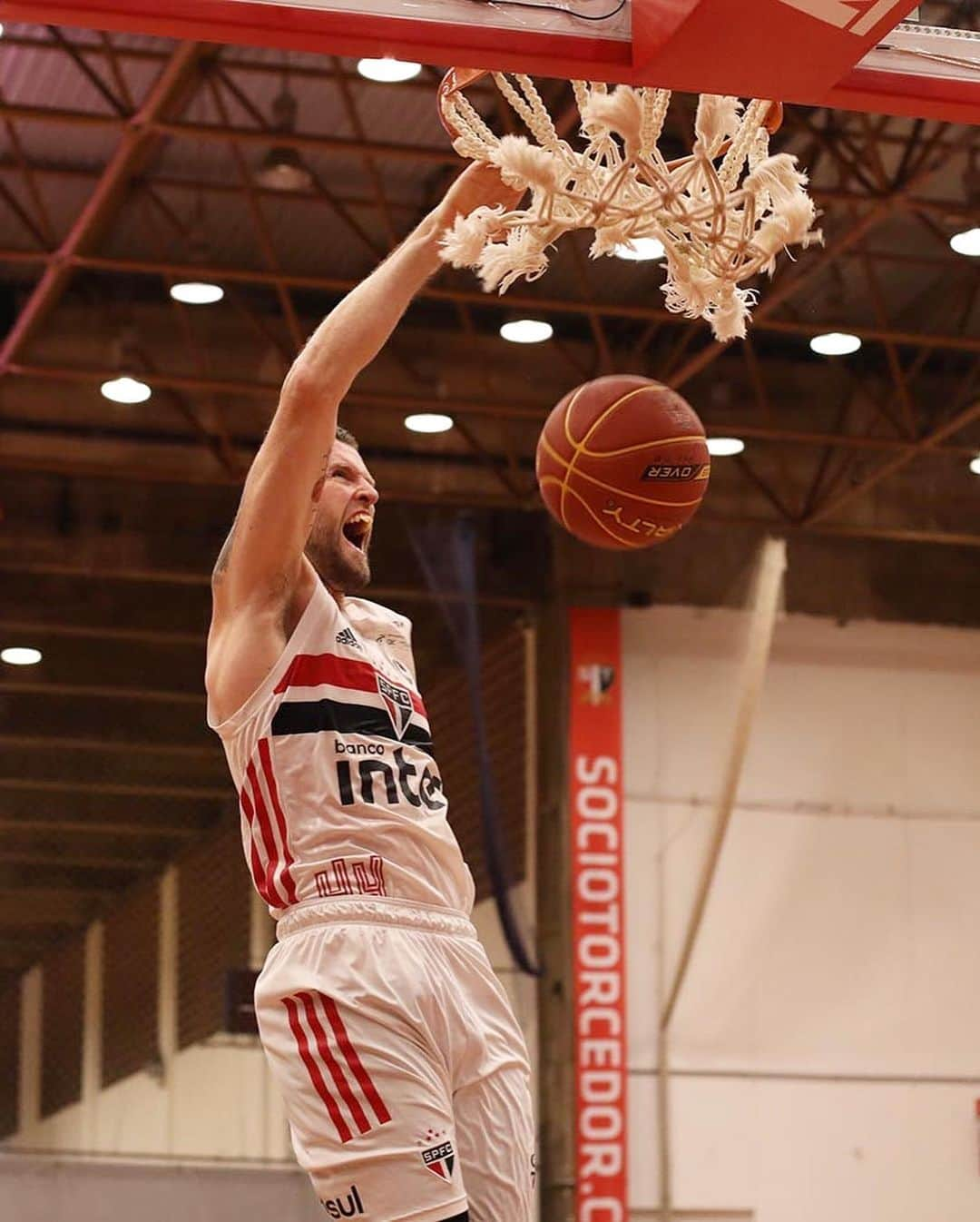 São Paulo FCさんのインスタグラム写真 - (São Paulo FCInstagram)「🏀 Deu Tricolor também no @nbb! ⠀⠀⠀⠀⠀⠀⠀⠀⠀ São Paulo 8️⃣0️⃣ x 6️⃣8️⃣ Flamengo ⠀⠀⠀⠀⠀⠀⠀⠀⠀ E fim da invencibilidade adversária. ⠀⠀⠀⠀⠀⠀⠀⠀⠀ 🔥 Destaques: >> Renan (21 pontos e 7 rebotes) >> Georginho (16 pontos, 13 rebotes e 8 assistências) >> Shamell (20 pontos) >> Lucas Mariano (14 pontos e 7 rebotes) ⠀⠀⠀⠀⠀⠀⠀⠀⠀ #BasqueteTricolor #VamosSãoPaulo 🇾🇪 ⠀⠀⠀⠀⠀⠀⠀⠀⠀ 📸 Rubens Chiri / saopaulofc.net」12月9日 10時34分 - saopaulofc