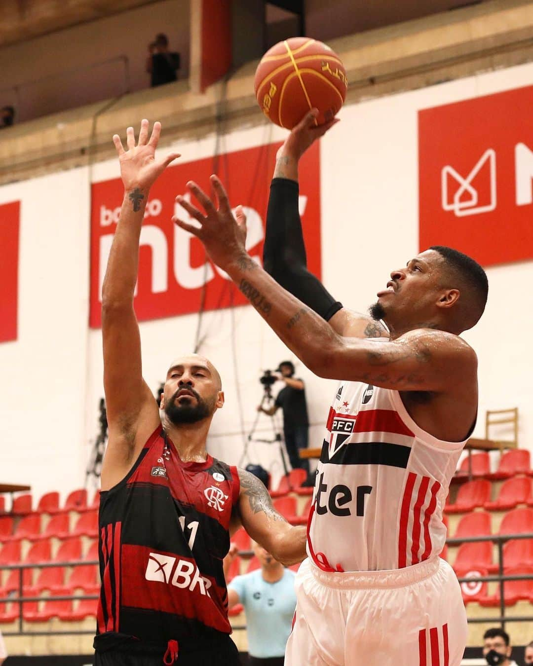 São Paulo FCさんのインスタグラム写真 - (São Paulo FCInstagram)「🏀 Deu Tricolor também no @nbb! ⠀⠀⠀⠀⠀⠀⠀⠀⠀ São Paulo 8️⃣0️⃣ x 6️⃣8️⃣ Flamengo ⠀⠀⠀⠀⠀⠀⠀⠀⠀ E fim da invencibilidade adversária. ⠀⠀⠀⠀⠀⠀⠀⠀⠀ 🔥 Destaques: >> Renan (21 pontos e 7 rebotes) >> Georginho (16 pontos, 13 rebotes e 8 assistências) >> Shamell (20 pontos) >> Lucas Mariano (14 pontos e 7 rebotes) ⠀⠀⠀⠀⠀⠀⠀⠀⠀ #BasqueteTricolor #VamosSãoPaulo 🇾🇪 ⠀⠀⠀⠀⠀⠀⠀⠀⠀ 📸 Rubens Chiri / saopaulofc.net」12月9日 10時34分 - saopaulofc