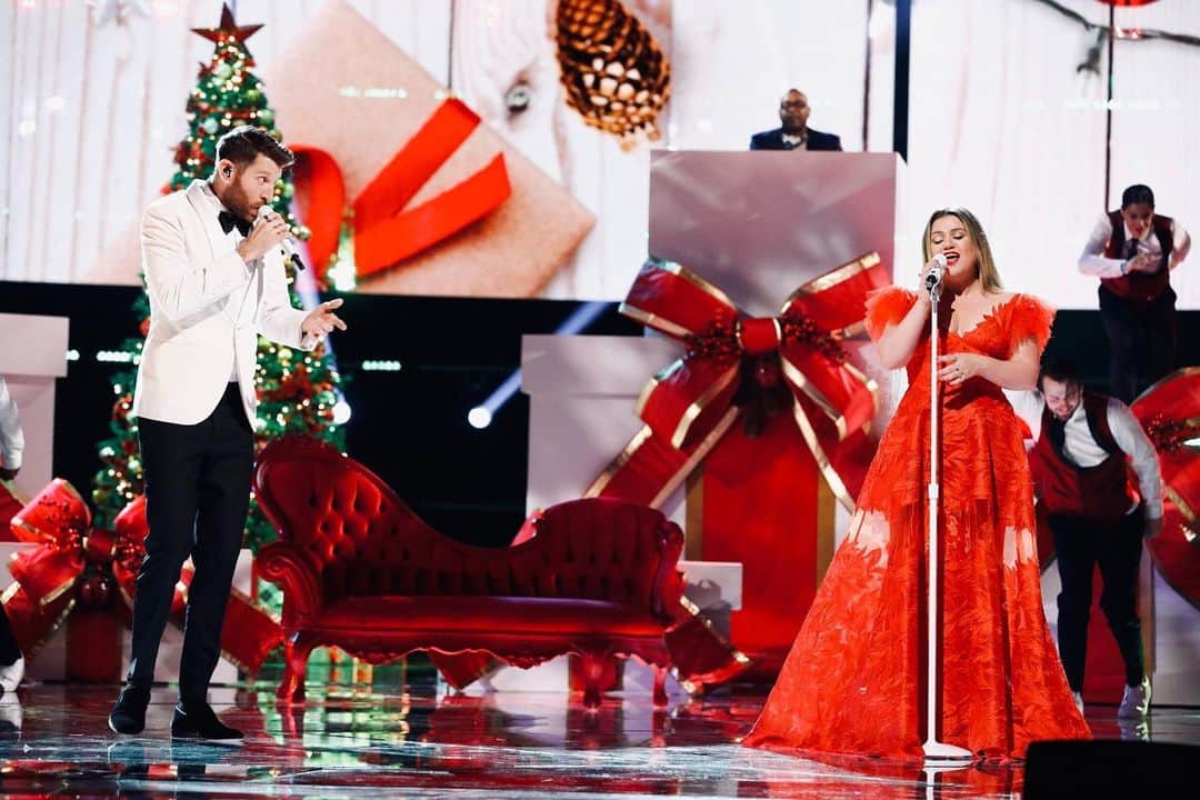 ケリー・クラークソンさんのインスタグラム写真 - (ケリー・クラークソンInstagram)「Did y’all see my performance with @BrettEldredge of Under The Mistletoe on @NBCTheVoice?? #TeamKelly #TheVoice」12月9日 10時35分 - kellyclarkson