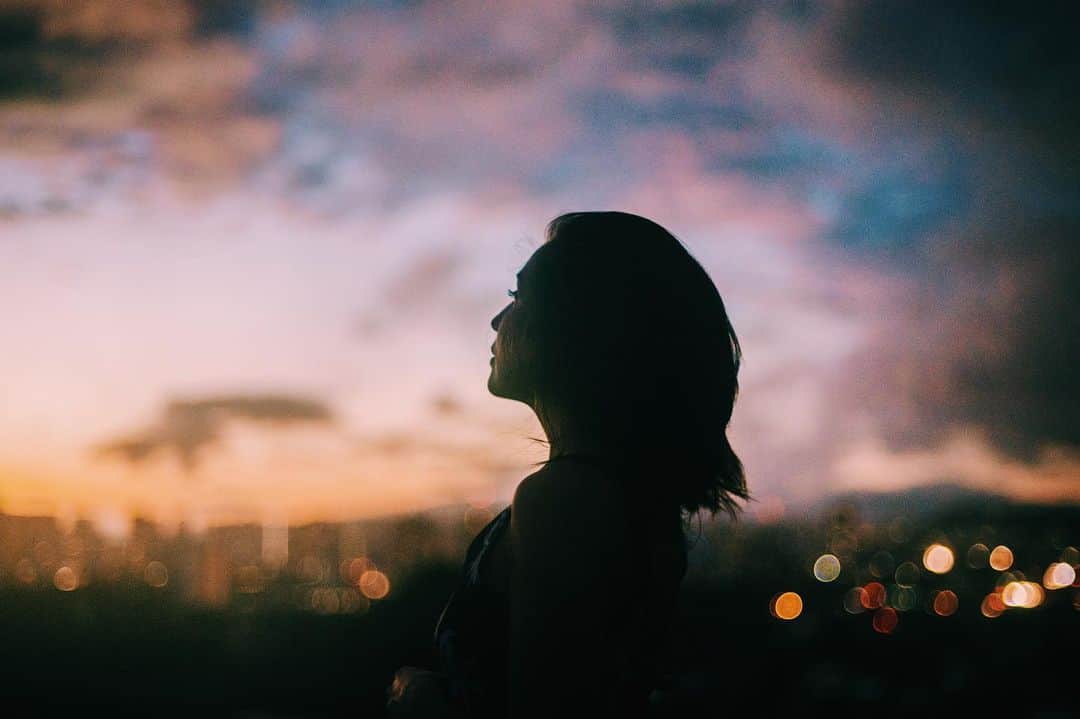 Amanda Kutakaのインスタグラム：「Passing showers and dancing under lights that signal the night shift. Life is so rich. W/ @alyssawooten」