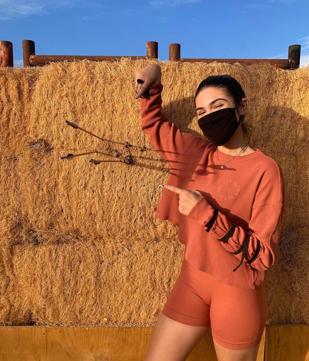 キャシー・ケリーのインスタグラム：「the only grouping that’s allowed anymore (archery joke)」