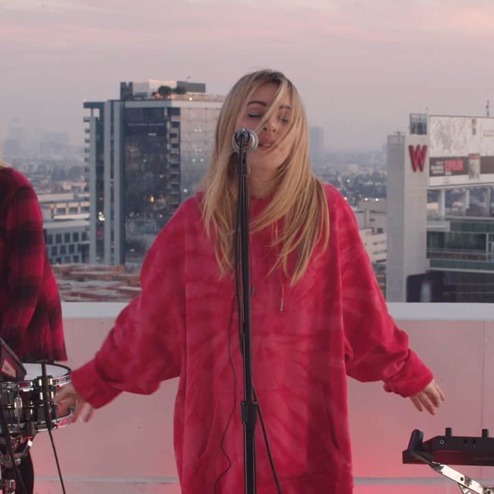 アリソン・ワンダーランドのインスタグラム：「my live stripped back version of Bad Things is now up online. Recorded on the rooftop of mother fucking capitol records. Life’s a trip. Link to full video in bio.」