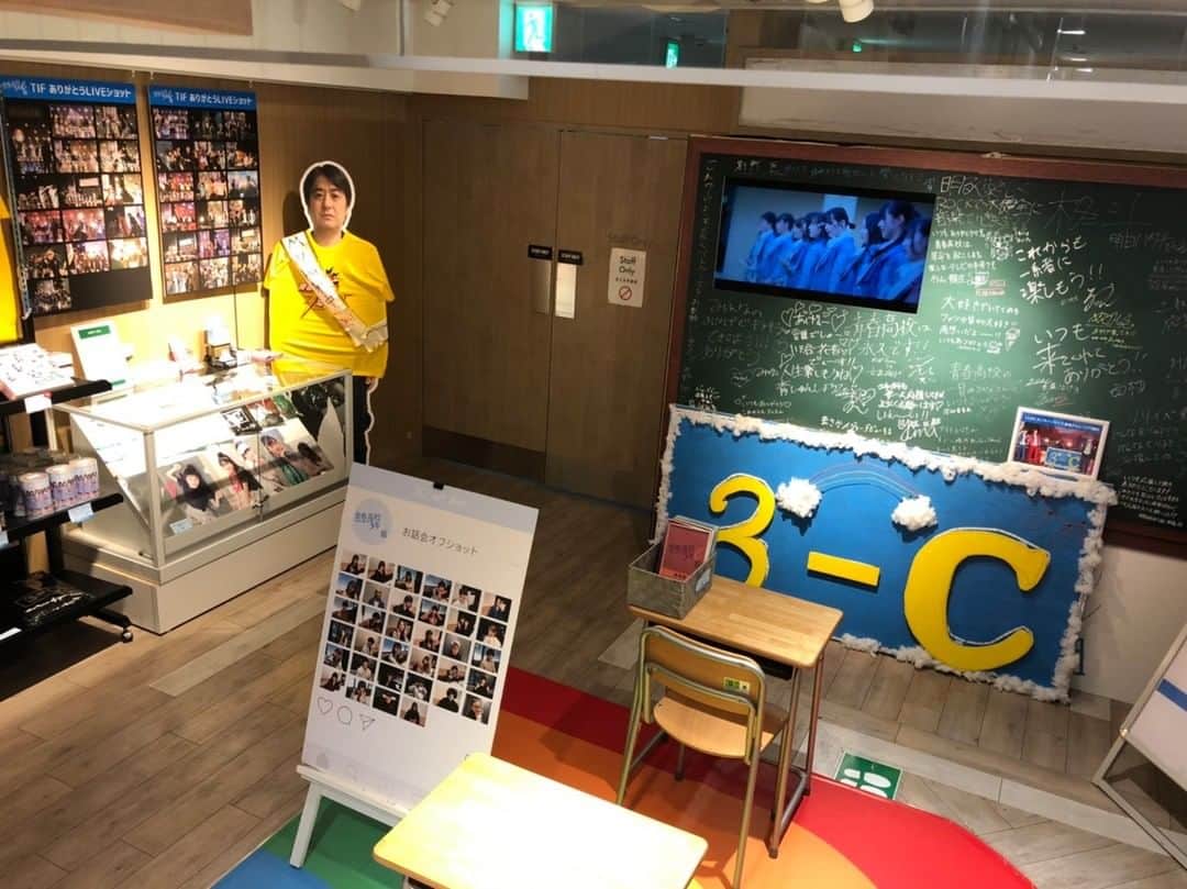 テレビ東京「青春高校３年C組」のインスタグラム：「渋谷丸井にて展示開始いたしました✨ ぜひ近くで見て写真撮って楽しんでください💕 雲がとれやすいので笑 お手を触れないようにお願いいたします🙇  #渋谷丸井 #openhouse  #オンラインライブ  #青春チャレンジ #diy  #バトラーズ #青春高校３年Ｃ組」