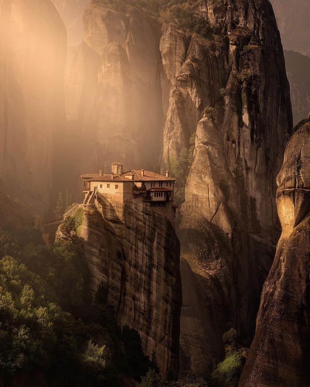 BEAUTIFUL DESTINATIONSさんのインスタグラム写真 - (BEAUTIFUL DESTINATIONSInstagram)「The last rays of sunlight! ⛅️ Built in the 16th century and located on towering cliffs, the Roussanou Monastery is interesting, unusual, and rare—but nonetheless beautiful. 😍  Did you know that this place exists? What are the most unique spots in Greece that you know? 🇬🇷  📸 @richardeigenheer_photo 📍 Meteora, Greece」12月9日 11時02分 - beautifuldestinations