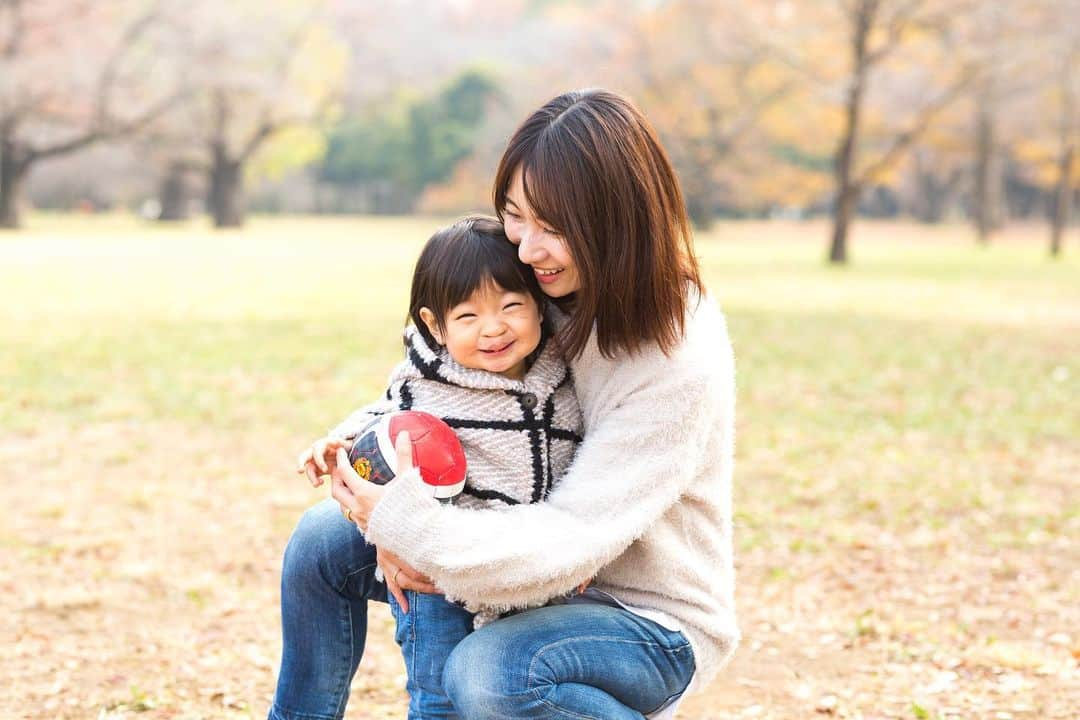 吉田早織さんのインスタグラム写真 - (吉田早織Instagram)「・﻿ 🌸1歳9ヶ月🌸﻿ ﻿ ﻿ やっと言葉が出てくるように❣️﻿ ﻿ はじめて話した単語はママでもパパでもなく「泡」でした🧼　←こまめな手洗いの結果w﻿ ﻿ ﻿ ﻿ はじめて「ママ」って言ってくれた時はやっぱり嬉しかったし、﻿ ﻿ 私の実家に飾ってある昔の写真を指差しながらだったので﻿ あら、その頃と変わらないって事かな？と勝手に喜んでました🙌﻿ ﻿ ﻿ ﻿ お話しできるようになって良かったけど「ママ〜！」と「あれ〜？」を1日に何百回も言ってる気がする🤦‍♀️﻿ ﻿ ﻿ 「あれ〜？」が時々言えてなくて「あげ〜？」なのがたまらなく可愛い🥰﻿ ﻿ ﻿ ﻿ ﻿ ﻿ ﻿ ﻿ #1歳9ヶ月　#21months #生後21ヶ月 #女の子ママ #女の子 #親子コーデ」12月9日 21時59分 - saorinxxx