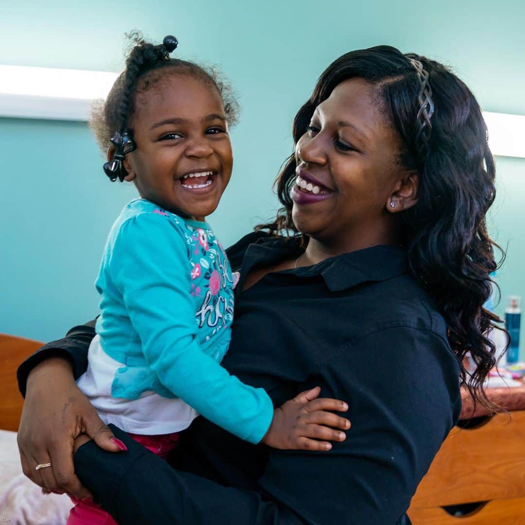 ジェフ・ベゾスのインスタグラム：「For the third year in a row, the Bezos Day 1 Families Fund is making donations to organizations supporting families in need across the U.S. This money will directly help families get back on their feet – providing vital tools and resources, and empowering the experts in communities across the country to scale their programs. This year’s grants go to 42 groups on the front lines of this important mission. Link in bio to the full list of recipients.」