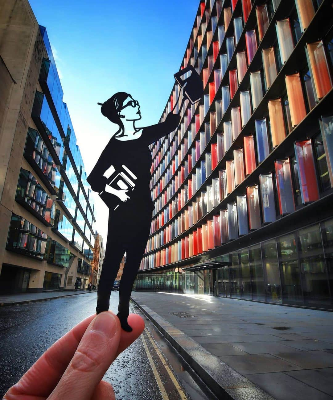 Rich McCorさんのインスタグラム写真 - (Rich McCorInstagram)「A couple of months ago I came across this colourful building hidden away on Old Bailey. We briefly featured it in the Beneath The Surface series (which is still over on my IGTV) but I never revealed the final photo, so here it is.  This is a good opportunity to suggest supporting independent & local bookshops when doing your Christmas shopping this year (more than ever they need supporting). It's also a good opportunity to say my book is still available in a number of them.  #London #Bookshops」12月9日 21時51分 - paperboyo