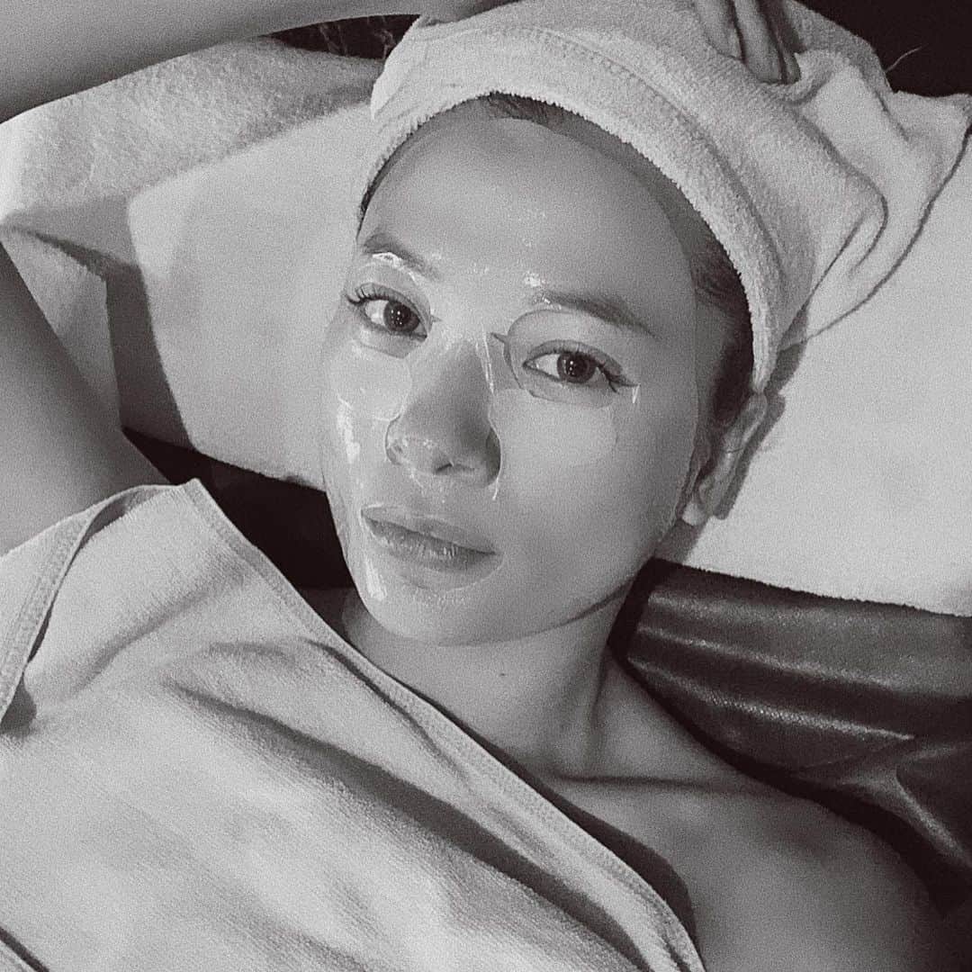 Fabiolla Takinamiのインスタグラム：「すっかり久しぶりになった投稿でごめんなさい🥲 質問も必ずお返ししますので お待ち下さい😭🙏  毎月のご褒美エステ💆‍♀️✨ エステって本当に効果ありますか？っと聞かれるんですけど 確かに高いお金出して 効果なかったら不安ですよね🥲  正直私も、半信半疑でしたが エステに行き始めてから 確実に肌のターンオーバーのサイクルが良くなり、ニキビや毛穴が引き締まってます✨  もちろんエステだけでは 改善はされないのは正直ですが プロによるケアはホームでは出来ないので頼りになります🤍  特に私が1番気に入っているのは フェイスラインが引き締まること🥺もともとエラがあるのでむくんだり弛んだりすると、顔が老けて見えるし太っても見えるけど エステしたら 小顔になるので エステ後に会う友人にはいつも褒められます😳❤️  エステに興味ある人は 私のインスタを見たよ！ って言えば20%offになるみたいなので是非クーポン使って綺麗になってね🤍  @esnoliba_kannai @esnoliba.fuku  #fabi_beauty  #esnoliba_kannai #ms_esnoliba #エスノリーバ横浜関内店 #エムズエスノリーバ #ハイフ #フェイシャル #ハイドラ #ハイドラフェイシャル #プラズマシャワー #無針水光 #水光注射 #無針水光注射 #HIFU #横浜 #みなとみらい #馬車道 #横浜関内 #エステ #定額制エステ #ハイパーナイフ定額制 #ハイパーナイフ #ハイパーナイフ横浜 #ハイフ横浜 #ウルトラリフト #横浜エステ #ニードルピーリングVA #スクライバー #ケミカルピーリング #ハーブピーリング横浜」