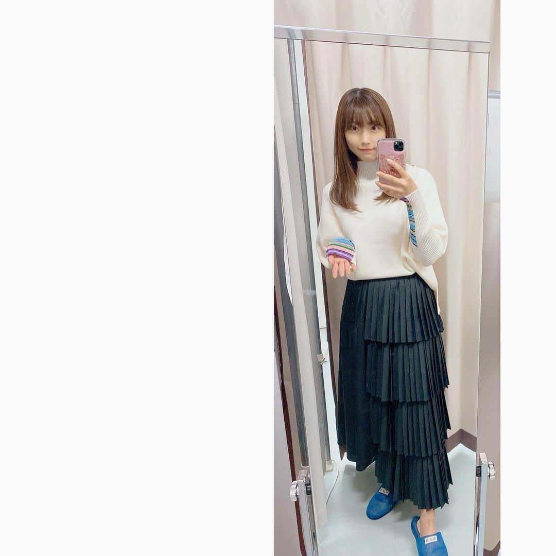 渥美友里恵のインスタグラム：「「REPLAY2020で1年を振り返る今日この頃」﻿ ﻿ 袖部分が可愛いから﻿ こんなポーズをしています✌︎ ﻿ ﻿ 足元は…現場のもの😂﻿」