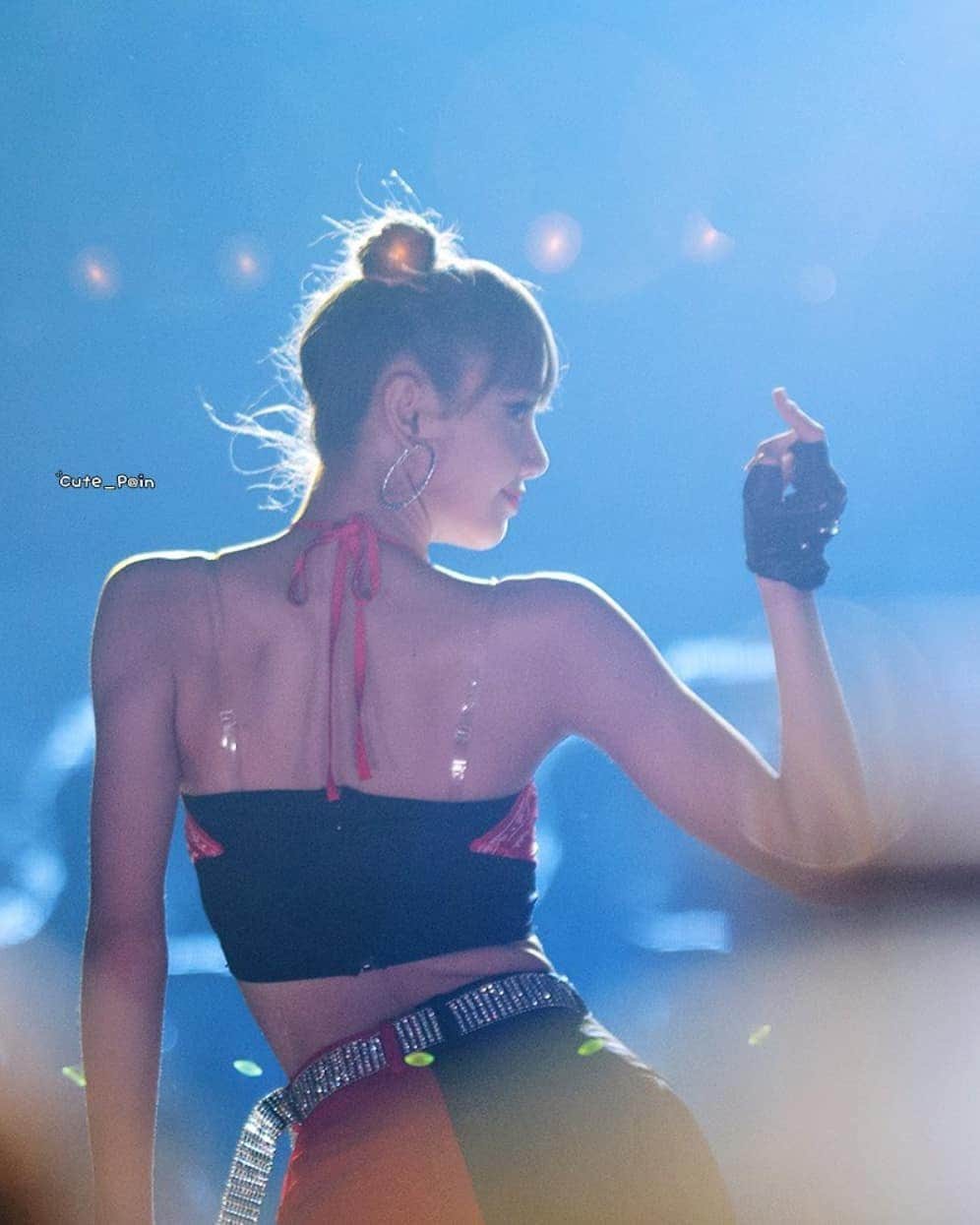 リサさんのインスタグラム写真 - (リサInstagram)「Queen of stage presence 🔥✨ . . . #BLACKPINK #리사 #LISA #LALISA #LALISAMANOBAN #LALISAMANOBAL #howyoulikethat #HOWYOULIKETHAT #thealbum #icecream #blackpinkicecream #selpink #thealbum #lovetohateme #lovesickgirls #prettysavage #betyouwanna #youneverknow #crazyoveryou #theshow #theinvitation #thealbum」12月9日 21時53分 - lisa.blackpink