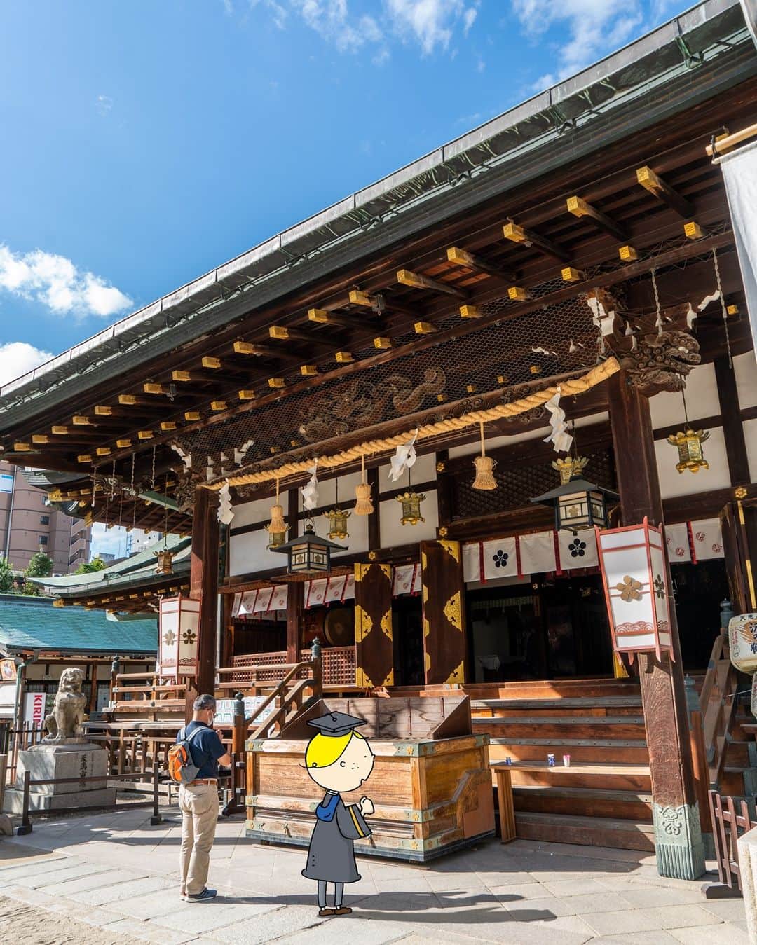 Osaka Bob（大阪観光局公式キャラクター）さんのインスタグラム写真 - (Osaka Bob（大阪観光局公式キャラクター）Instagram)「Tenmangu is one of the biggest Shinto Shrines in Osaka City and it's so centrally located. It has lots of history too! It was founded in 949 CE.  「てんまのてんじんさん」で親しまれている大阪天満宮。大阪駅の隣エリアにあって、大阪の人は観光客にも人気の神社やで♪毎年夏には1000年前から続く「天神祭」が催されているで！  学問の神様でも有名だから受験生にとって最強のパワースポット☆  ————————————————————— #maido #withOsakaBob #OSAKA #osakatrip #japan #nihon #OsakaJapan #大坂 #오사카 #大阪 #Оsака #Осака #โอซาก้า #osakatenmangu #tenmangushrine」12月9日 21時54分 - maido_osaka_bob
