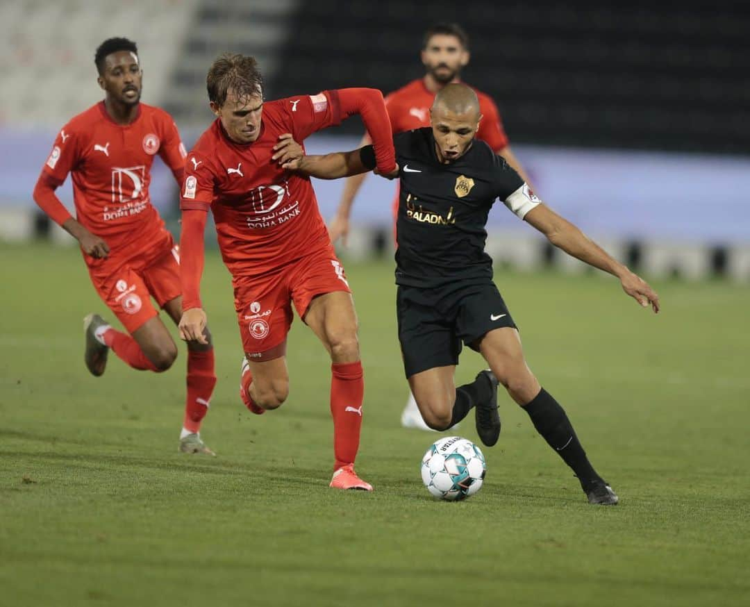 マルク・ムニエッサのインスタグラム：「Good spirit from all the team to earn 1 point☝🏼Keep going @alarabi_club ⚽️🔴⚪️」