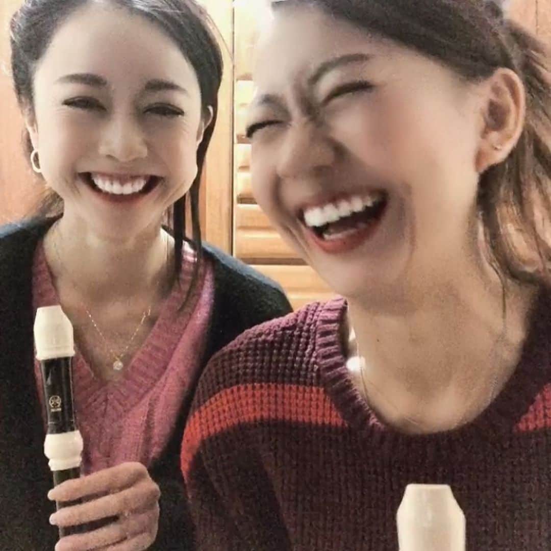 瑛蓮のインスタグラム：「クリスマスプレゼントの笛を喜んでくれましたが、演奏中まで喜んで笑っていたので、最後まで吹けませんでした。  #姉妹 #ハモリ担当 #リコーダー　は #バロック式」