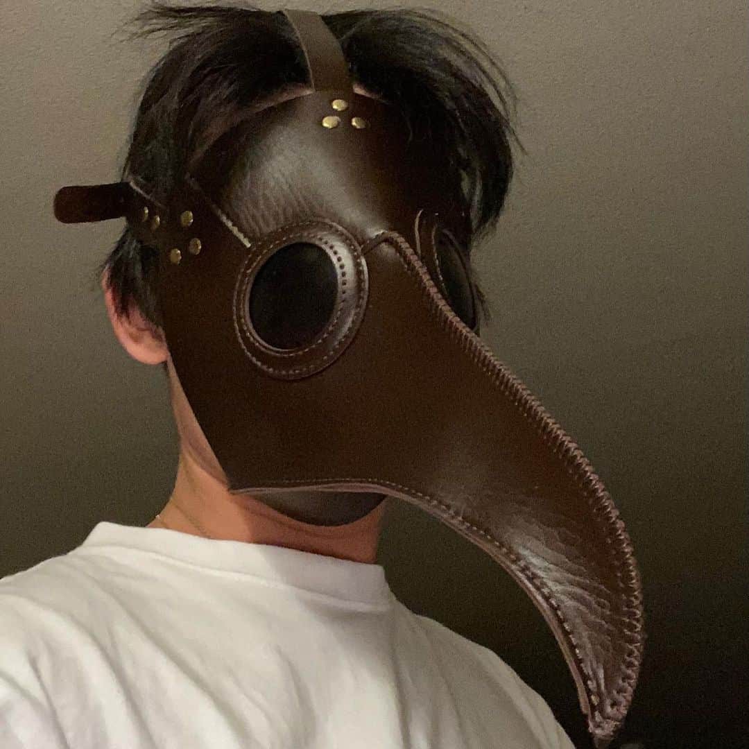 オカモトレイジのインスタグラム：「X'mas Gift from Real Dad...🎁🎄😅 実父からのクリスマスプレゼントがペストマスク、、、どういうセンスしてんのよ。まぁ嬉しかったんですけどね。 #2way」