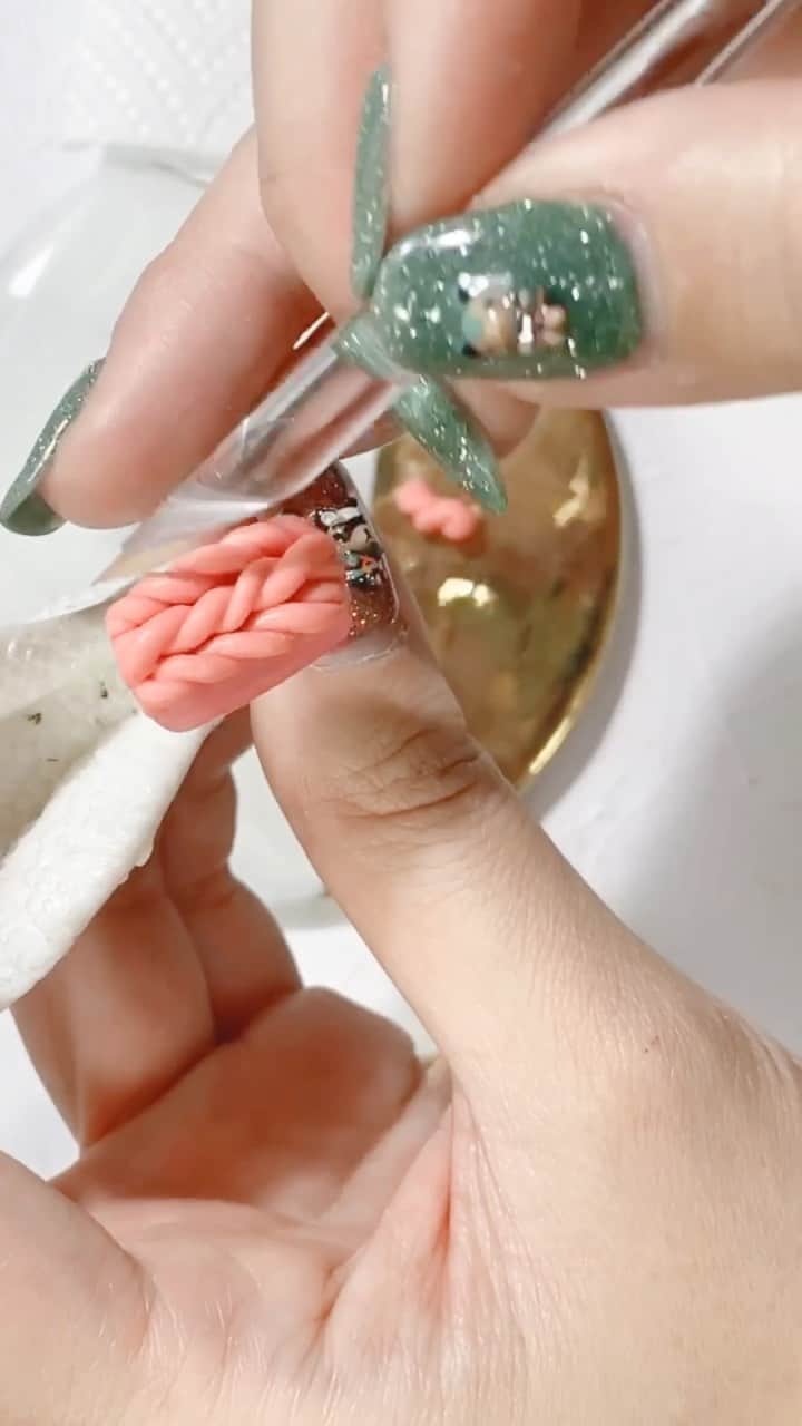 なかやまちえこのインスタグラム：「①の続き。⠀ リクエストが多かった、流行りのねじねじ作るニットネイルです🧶❄️✨⠀ ⠀  Continuation of ①. ⠀⠀ Winter knit nails!❄️⠀ ⠀  PREGEL・Betty gel・きまぐれキャット・PREANFA・PREXY商品は、ネイリストの方は↓ ⠀ プリモール @nail_premall ⠀ http://gelnailshop.com/ ⠀ ⠀ キャンディポケット @candypocket_official ⠀ http://www.beautysupport.jp/sm/script_main/shoptop.php ⠀ ⠀ セルフの方は↓ ⠀ ジョイアート @joyartofficial ⠀ http://joyart.biz/ ⠀ ⠀ にて購入頂けます☺️⠀ ⠀ ⠀ @pregelofficial @kimagure_cat_whim @bettygel_official  #nail #nails #nailart #ネイル #美甲 #ネイルアート  #japanesenailart #manucure #japanesenails #manicurist #gelnails #أظافر #네일아트 #미용 #vẽmóng #ngườiđẹp  #เพ้นท์เล็บ #искусствоногтя #artedeuñas #เพ้นท์เล็บเจล #ジェルネイルデザイン #ネイルデザイン #senikuku #nagelkunst #ニットネイル #knitnails」