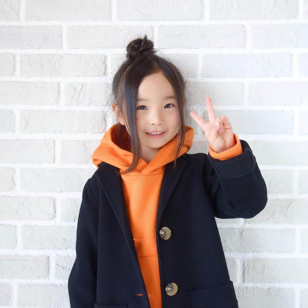 Saraさんのインスタグラム写真 - (SaraInstagram)「. coordinate♡ . ←アウターあり →アウターなし . orange × black 🍊 . @urbancherry_ さんの センターピンタックワイドパンツは、 動きやすいリブパンツなのに ピンタック入りなので ジャケットやコートとの相性も◎ . カジュアルコーデにも 綺麗めコーデにも使えそう🖤 . coat ▶︎ #zarakids  hoodie ▶︎ #champion pants ▶︎ #urbancherry  shoes ▶︎ #converse  bag ▶︎ #maisoneureka  . #ootd #kids #kids_japan #kids_japan_ootd #kjp_ootd #kidsfahion #kidscode #kidsootd #kidswear #キッズコーデ #キッズファッション #インスタキッズ #チェスターコート #フーディー #コンバース #ライブドアインスタブロガー」12月9日 20時25分 - sarasara718