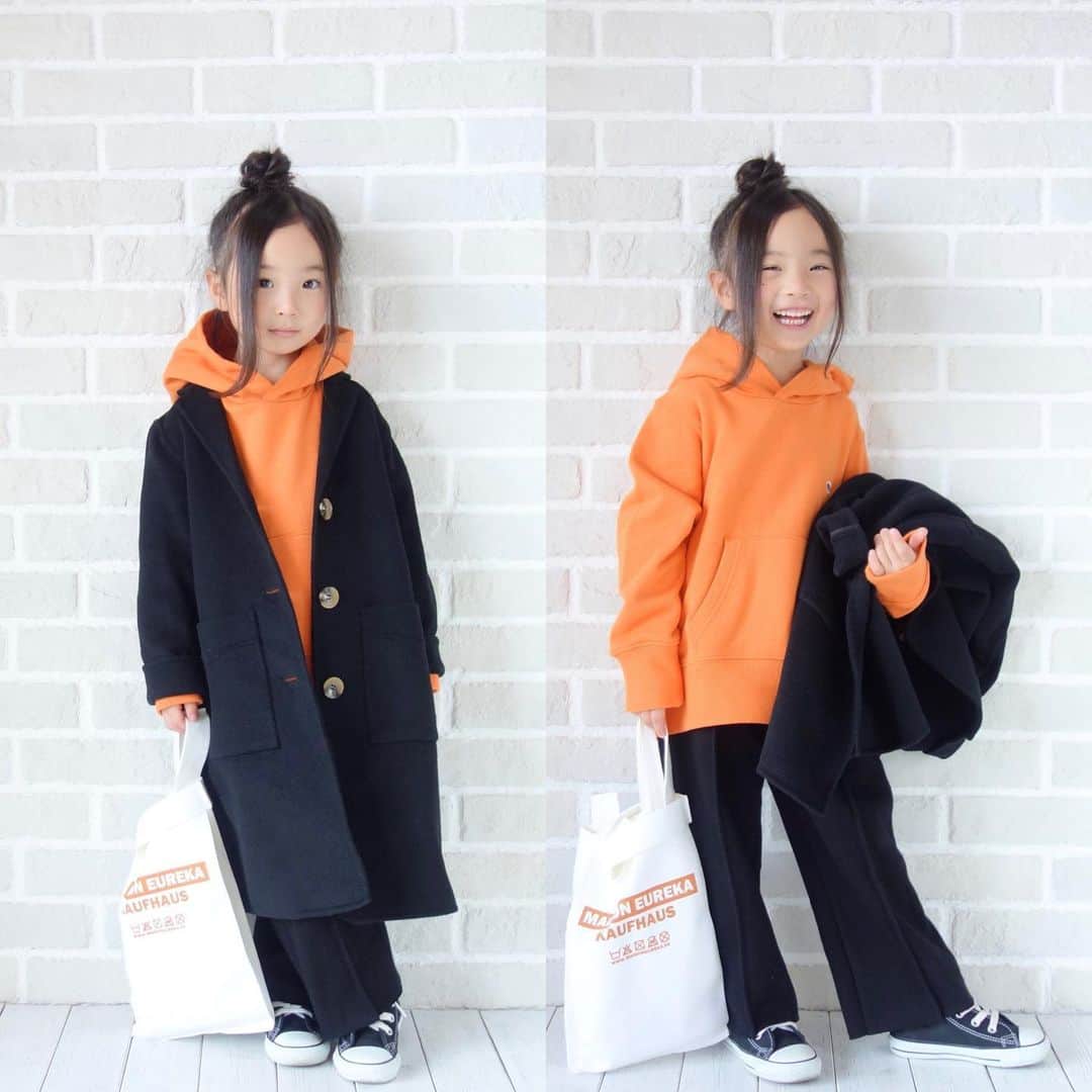 Saraのインスタグラム：「. coordinate♡ . ←アウターあり →アウターなし . orange × black 🍊 . @urbancherry_ さんの センターピンタックワイドパンツは、 動きやすいリブパンツなのに ピンタック入りなので ジャケットやコートとの相性も◎ . カジュアルコーデにも 綺麗めコーデにも使えそう🖤 . coat ▶︎ #zarakids  hoodie ▶︎ #champion pants ▶︎ #urbancherry  shoes ▶︎ #converse  bag ▶︎ #maisoneureka  . #ootd #kids #kids_japan #kids_japan_ootd #kjp_ootd #kidsfahion #kidscode #kidsootd #kidswear #キッズコーデ #キッズファッション #インスタキッズ #チェスターコート #フーディー #コンバース #ライブドアインスタブロガー」