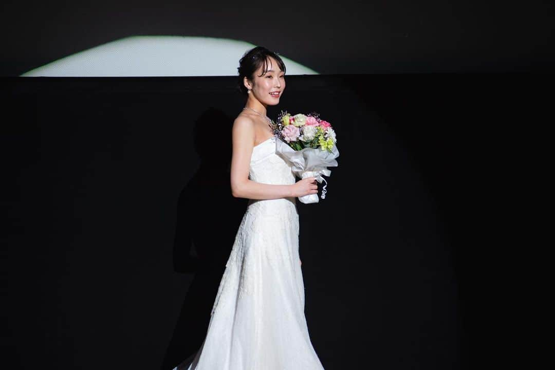 田中美有のインスタグラム：「ウェディングドレスのご紹介💐  ファイナルイベントでは、アンテリーベ様(@amtteliebe_wedding )のものを着用させていただきました✨  上品かつとても大人っぽいデザインで、全体的にスッキリとした印象のドレスです。  素敵なドレスをご提供頂きありがとうございました☺️🤍   #amtteliebe  #アンテリーベ」