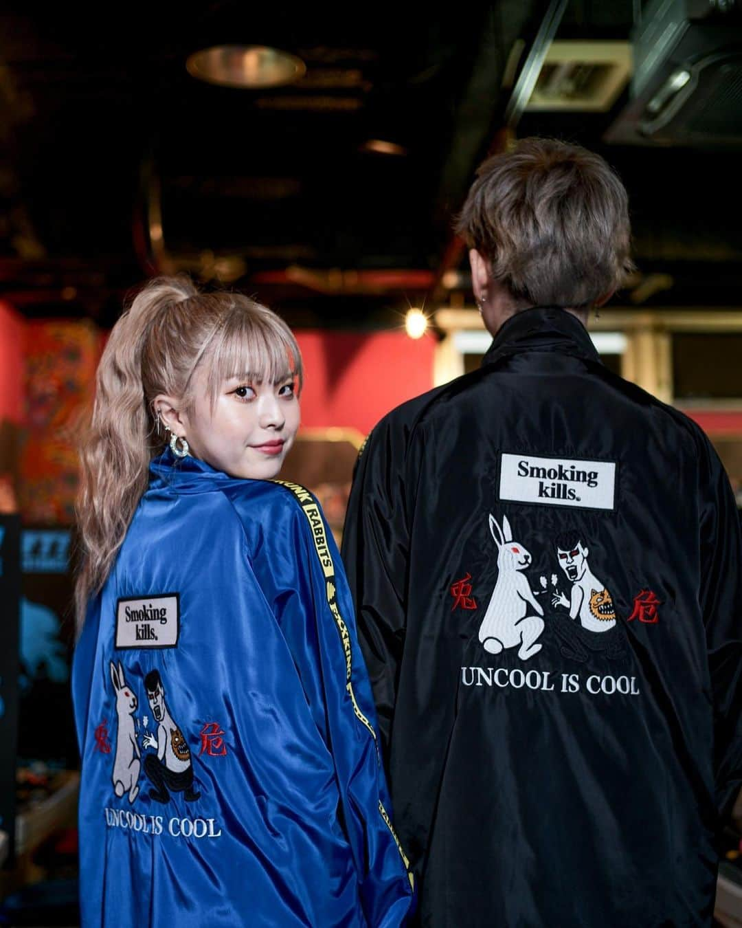 #FR2さんのインスタグラム写真 - (#FR2Instagram)「Collaboration items incorporating an UNCOOL IS COOL concept from #FR2 and made together with PUNK DRUNKERS will go on sale from Saturday, December 12th. Starting with shirts that feature PUNK DRUNKERS unmistakable "aitsu" character paired with #FR2's signature "Smoker's" design, a total of seven items will be released, including hoodies, long sleeve T-shirts, short sleeve T-shirts, and caps, as well as items that can be matched.   #FR2 はUNCOOL IS COOL【ダサイはカッコイー】をコンセプトに掲げる「PUNK DRUNKERS」とのコラボレーション商品を12月12日(土)から発売します。「PUNK DRUNKERS」の象徴ともいえる“あいつ”を、＃FR2 の代表デザインである「Smoker's」に落とし込んだTシャツをはじめ、セットアップでも着用できるアイテムやフーディー・ロンTとキャップの計7型をリリースいたします。    #FR2 與以「UNCOOL IS COOL」（俗就是酷）作為概念的「PUNK DRUNKERS」推出的聯名商品將於 12 月 12 日（六）開始販售。將可說是「PUNK DRUNKERS」靈魂象徵的「那傢伙」（AITSU）帶入 #FR2 的代名詞「Smoker's」的設計，以該款設計圖案的T恤為主，會推出可成套穿著的服飾及帽T、長袖T恤、T恤、棒球帽共七款商品。   #FR2 将UNCOOL IS COOL【土就是潮】作为理念与“PUNK DRUNKERS”合作推出的商品将于12月12日（周六）发售。  其中包括将可以说是“PUNK DRUNKERS”象征的“那个人”融入＃FR2 的代名词“Smoker's”设计而成的T恤、成套穿搭也可以搭配的单品、帽衫长T、帽子等7款新品。  #FPDR2#FR2#punkdrunkers」12月9日 20時28分 - fxxkingrabbits