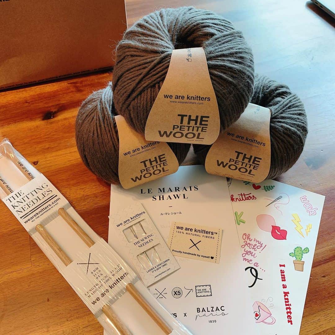 福田萌さんのインスタグラム写真 - (福田萌Instagram)「11月から編み編みしてきたショールがようやく完成🧣  今までかぎ針編みばかりで、棒針編みはたぶん小学生以来のチャレンジ。  #weareknitters のレシピセットは、可愛い毛糸、編み針などすべてセットで、編み方のレクチャーの書いてあるレシピ付きだったので、棒針編み初心者の私にも簡単にできました。 三角形の変形した形のルマレショールというレシピだったので、ただ巻くだけじゃなくて、肩にかけたり、膝掛けとしたり色々用途がありそう！ 他のレシピも可愛いものがいっぱいで気になるな〜。  とにかくあったかいのでこの冬活用しまくります😆💓」12月9日 20時28分 - fukuda.moe