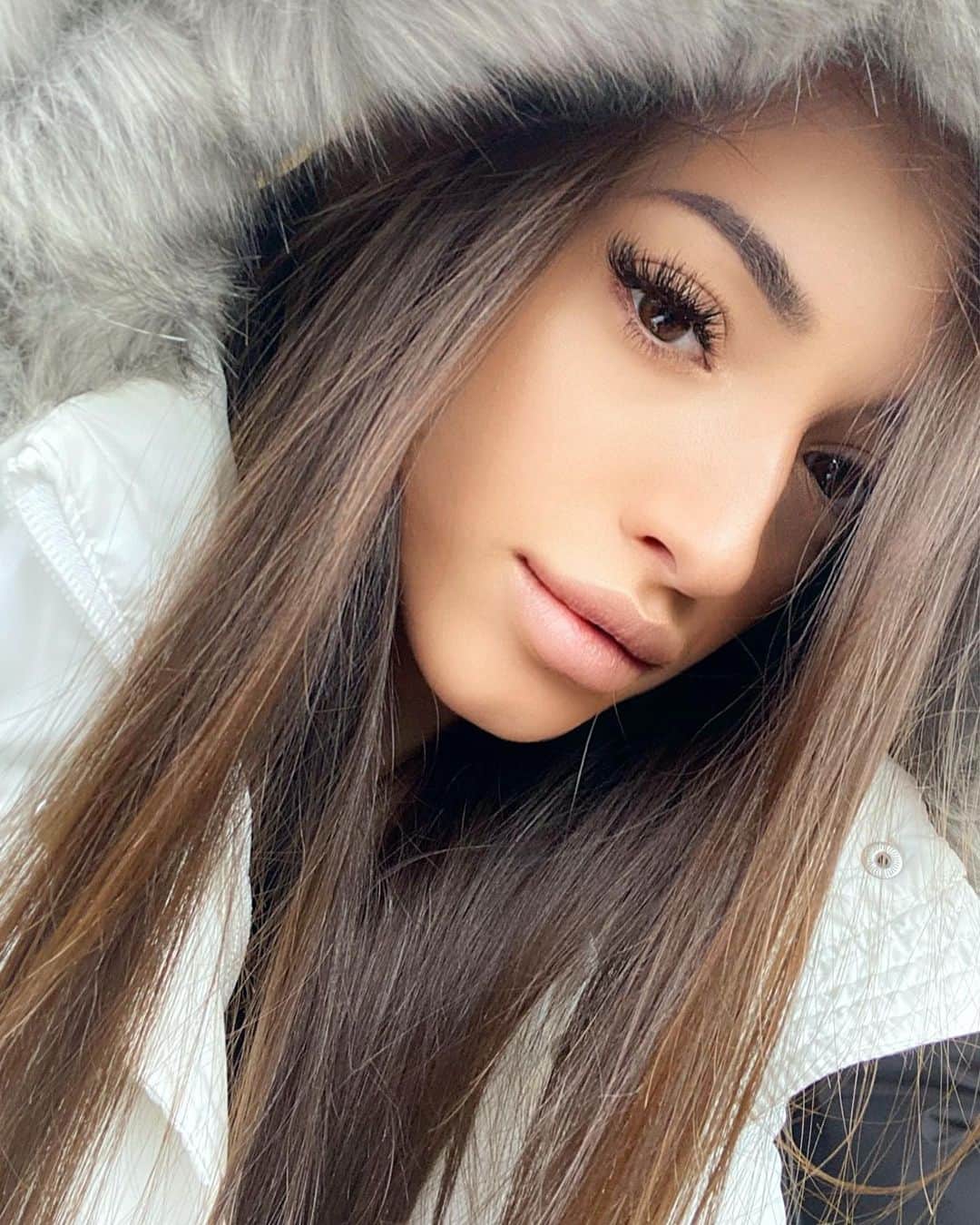 ラリサ・ヨルダケのインスタグラム：「For beautiful eyes, look for the good in others.💜🦦」