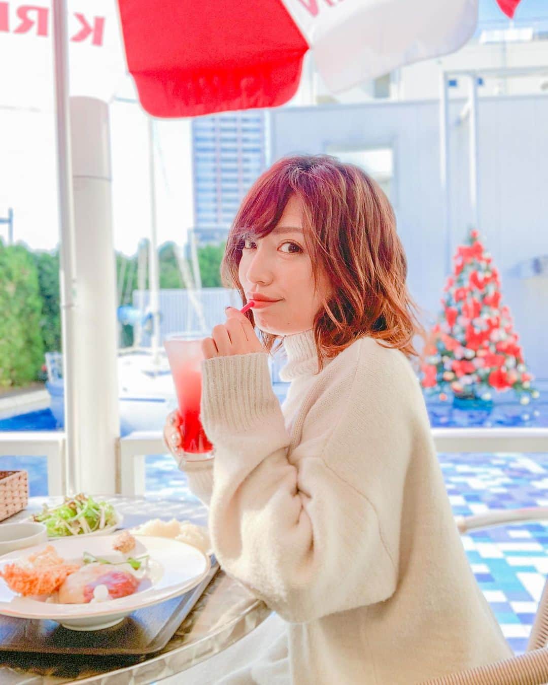 和希詩織のインスタグラム：「プールのあるテラスカフェ☕️🍽 . . . 大宮駅から近いピッコロカフェ( @piccolo_caffe_omiya )  ここのお店はノンアルコールのオシャレな飲み物も多くてオススメ🙆‍♀️ . . 日替わりのハンバーグ海老フライランチにしたよ🍤 衣サクサクで美味しかった！ . . テラスだけど半分閉まっていて 暖かくて快適👏 大宮行く人はぜひ🙆‍♀️✨ . . . #大宮カフェ #大宮グルメ #クリスマスツリーの木」