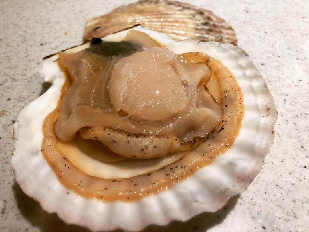 のインスタグラム：「北海道食べる通信で届いた「幻の純天然ホタテ貝」  無心でひたすらに下処理をし、お刺身とバターソテーでいただいたら幸せが広がりました。  #おうちごはん」