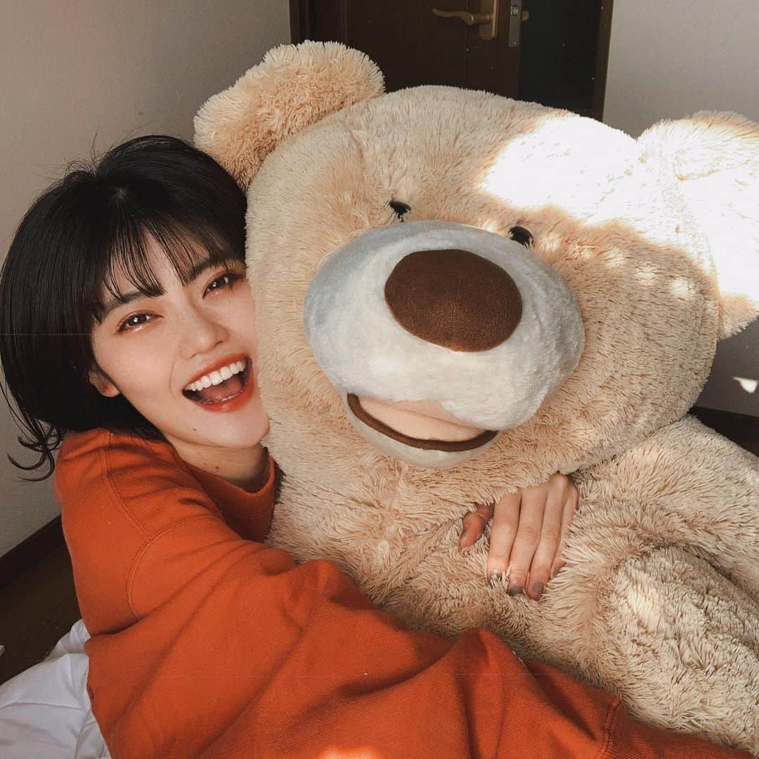 追田菜々花さんのインスタグラム写真 - (追田菜々花Instagram)「中学校の頃からの同居人です🐻 ___________________________ ミスキャンパス立命館2020 ファイナルイベント⚠️当日票あり⚠️  💎日程:12月20日(日) 💎時間:14:00~ 💎視聴方法:YouTube・17LIVE YouTube▶︎https://m.youtube.com/ channel/UCtZ5205uKEeVBom7jr3clZg 17LIVE▶︎https://17.live/profile/r/13494075  チャンネル登録お願いします★  #ミスキャンパス #ミスコン #ミスコンフ ァイナリスト #ミスコン2020#ミスキャ ンパス立命館 #立命館大学 #立命館 #京都 #滋賀 #大阪 #京文化 #大学生 #女子大生 #くま #クマ #くまのぬいぐるみ #コスト コ#コストコのくま #ぬいぐるみ #オレン ジカラー #オレンジメイク #オレンジブラ ウン #オレンジリップ#オレンジコーデ# スウェットコーデ #スウェット #メイク # ラメ #ラメグラデーション #ずっ友」12月9日 20時35分 - mcr2020_01on